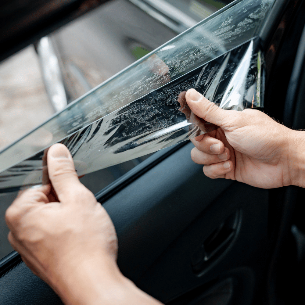 Fahrzeugscheibe wird professionell und blasenfrei foliert.