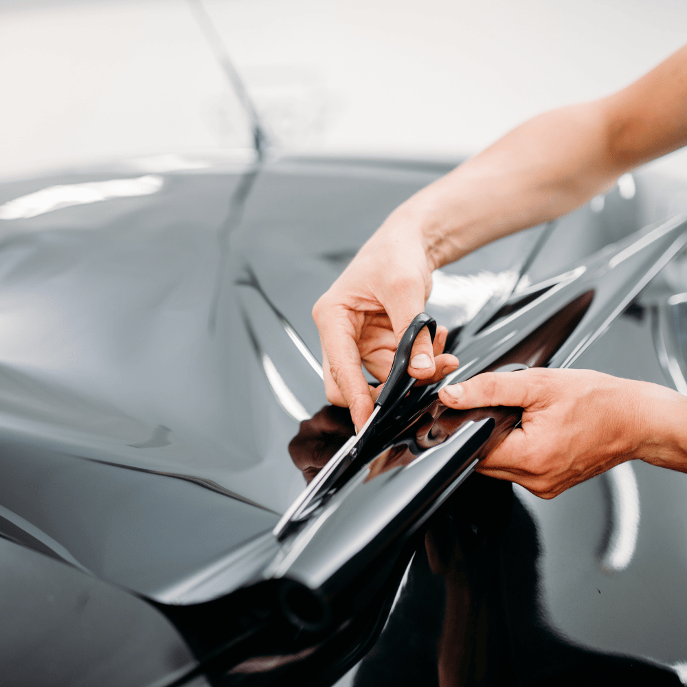 Fahrzeug wird foliert und neu zum Glänzen gebracht.