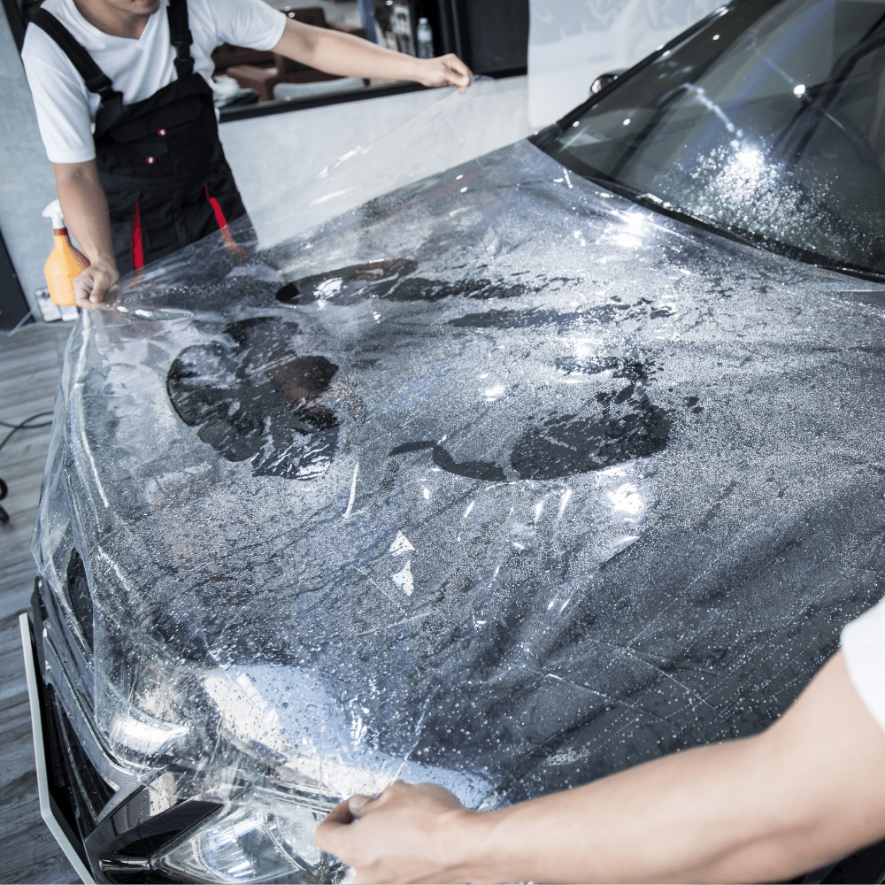 Fahrzeug wird blasenfrei und professionell Foliert von zwei Männern.