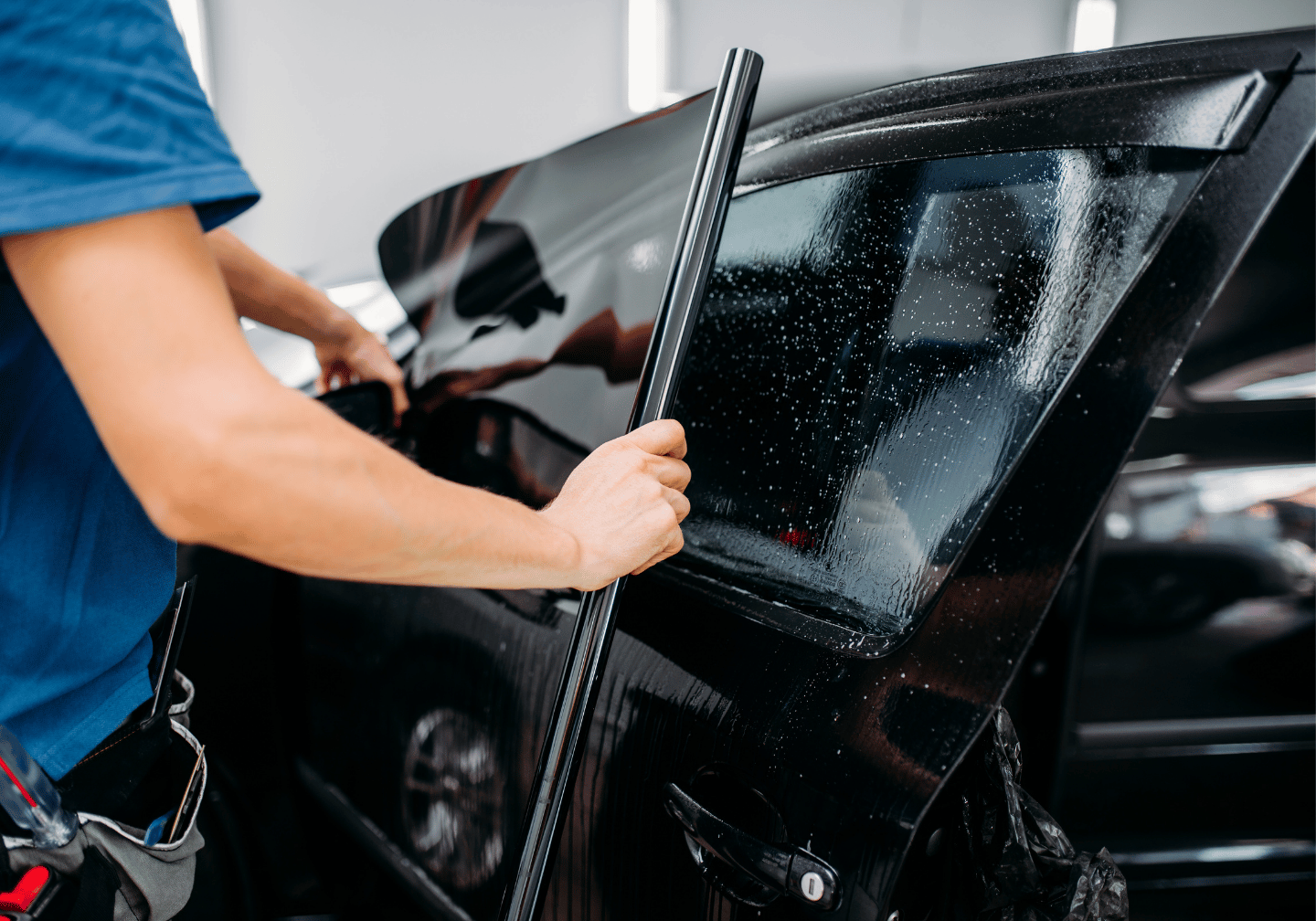 Professionelle Scheibenverdunklung bei einem Wagen.
