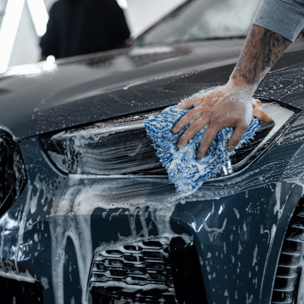 Autoscheinwerfer wird gründlich gewaschen und zum Strahlen gebracht. 