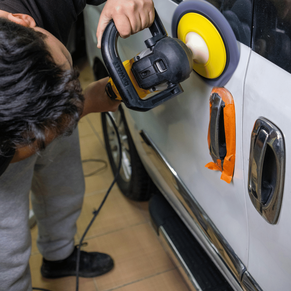 Polierung einer Autotür bei Autowaschbär in Reinfeld