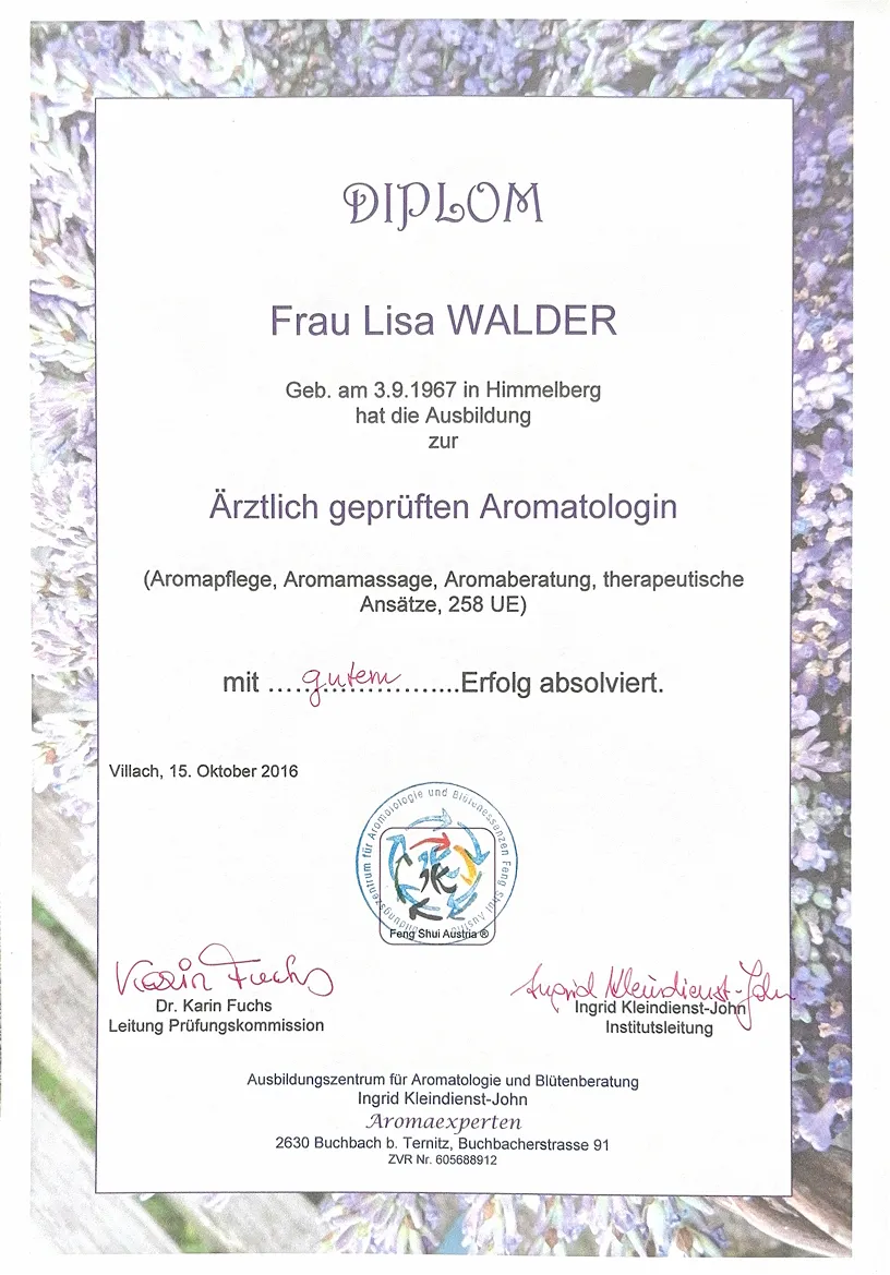 Diplom für Lisa Walder als ärztlich geprüfte Aromatologin mit gutem Erfolg, ausgestellt am 15. Oktober 2016 vom Ausbildungszentrum für Aromatologie und Blütenberatung.