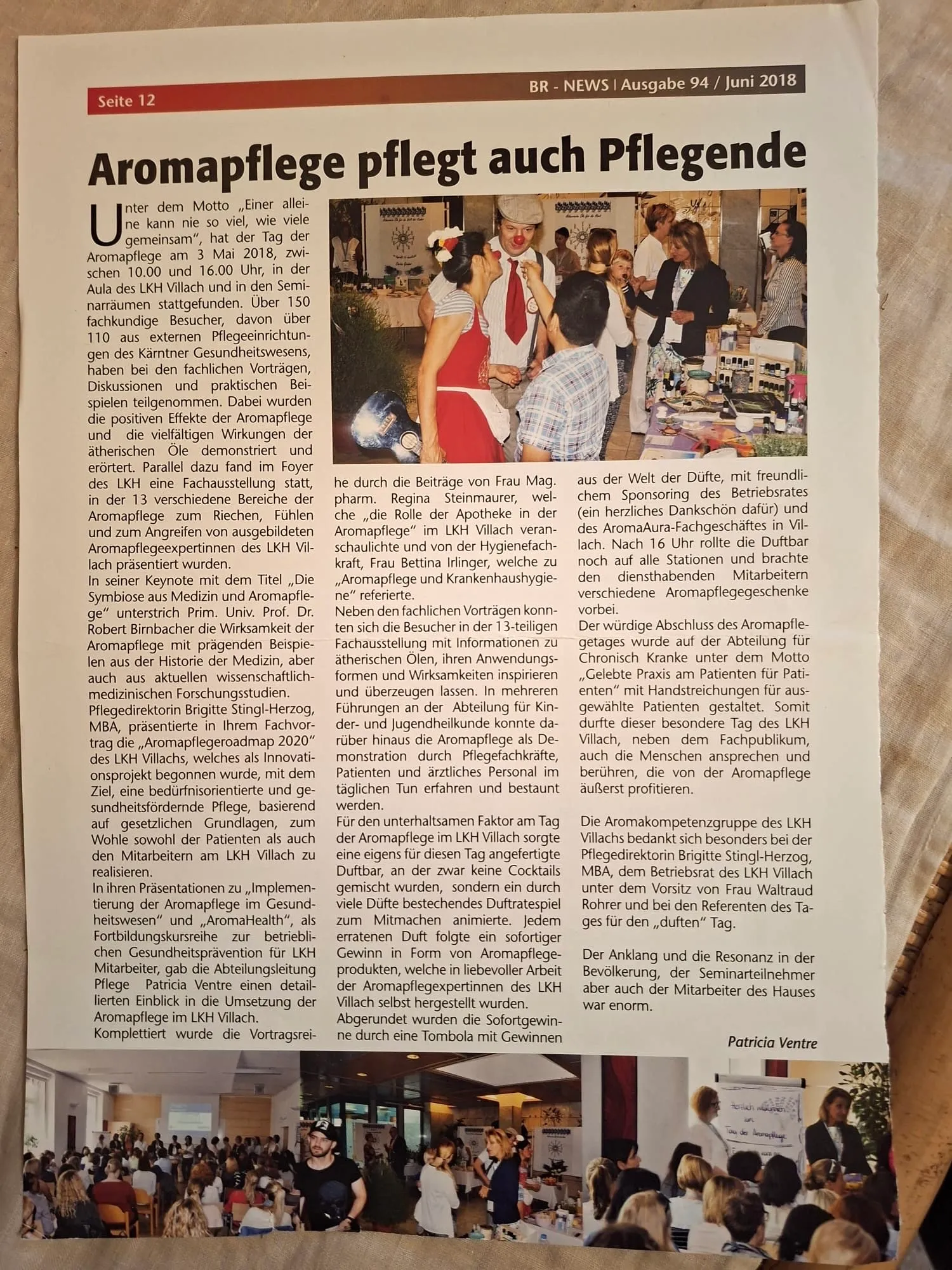 Zeitungsartikel über Aromapflege mit Fotos von Veranstaltungen und Teilnehmern, darunter ein Mann als Clown mit roter Nase und roter Krawatte.