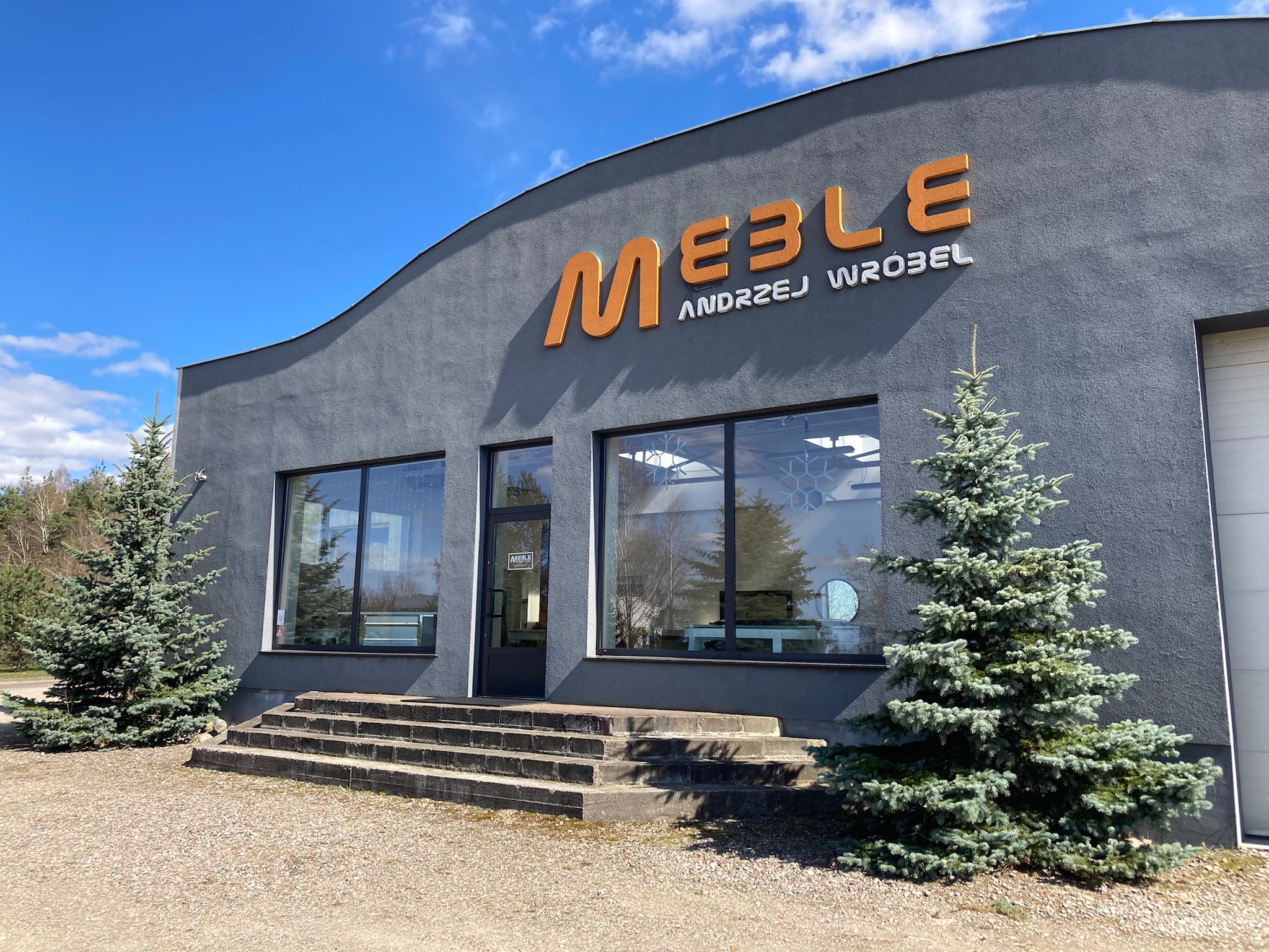 zdjęcie budynku z siedziba stolarni Meble Stylowe Andrzej Wrobel