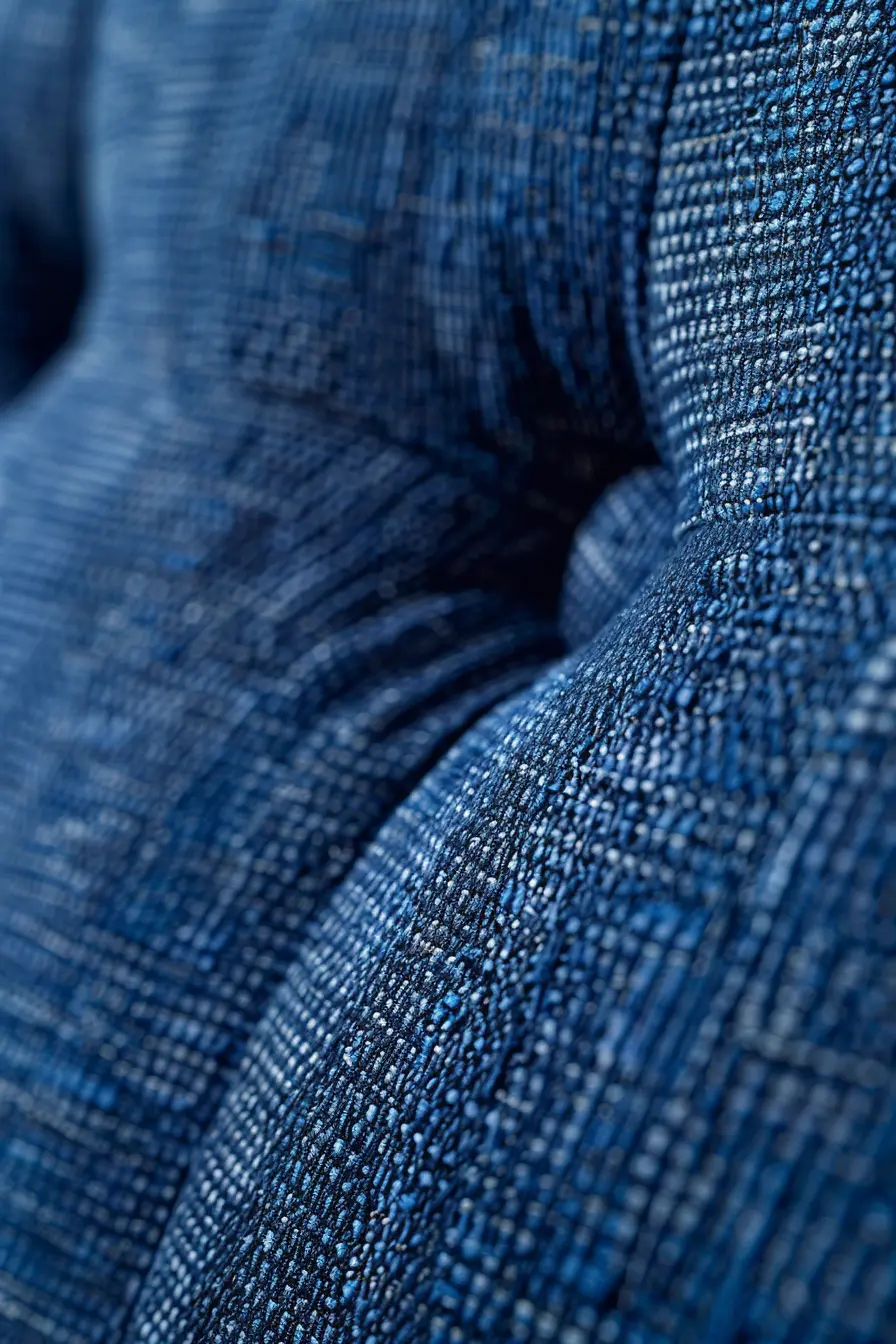 Gros plan d'une tête de lit bleu façon denim