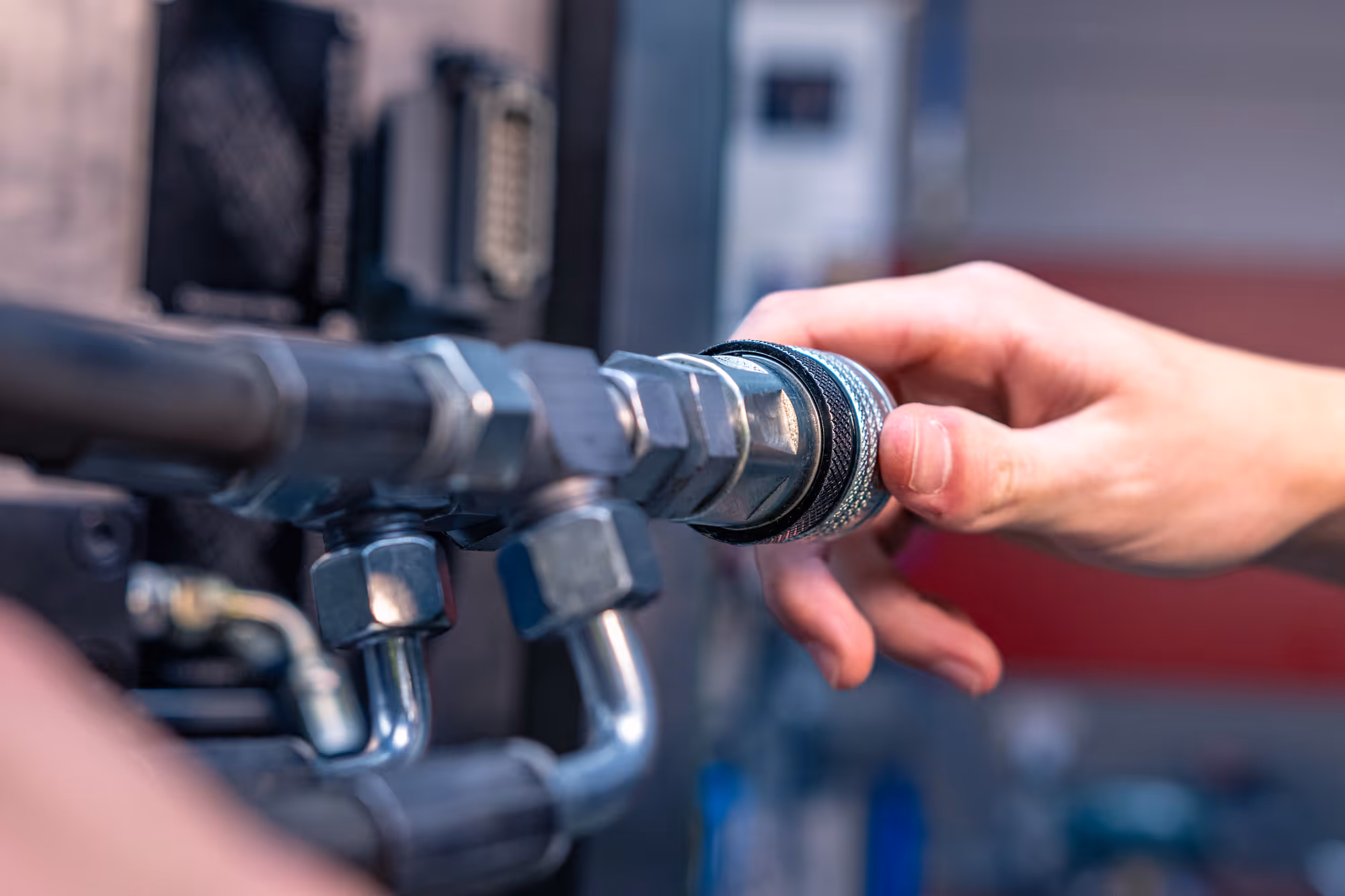 Hände arbeiten an einem Spritzgusswerkzeug