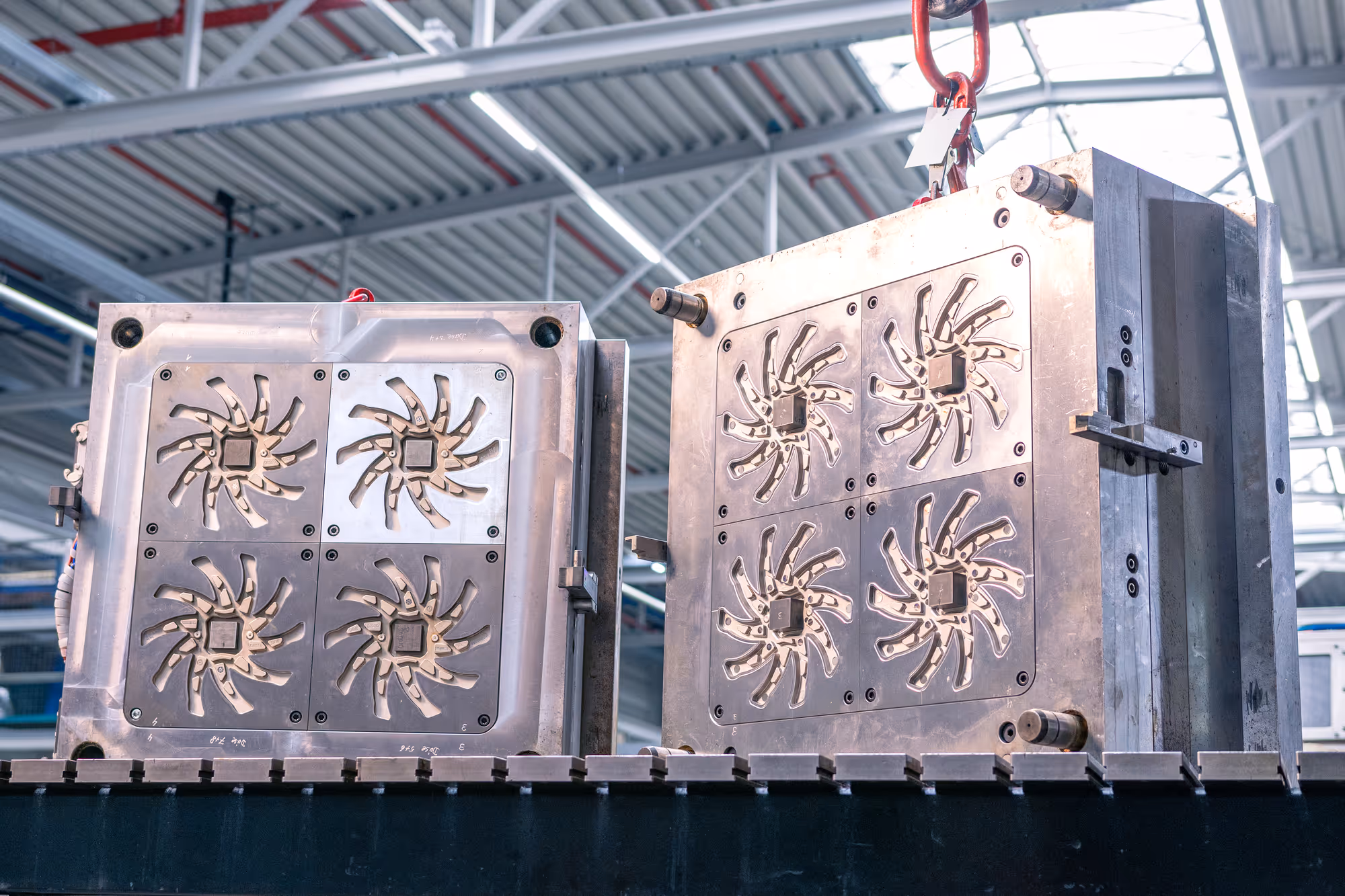 Totalaufnahme eines Spritzgusswerkzeuges für Sortiersterne