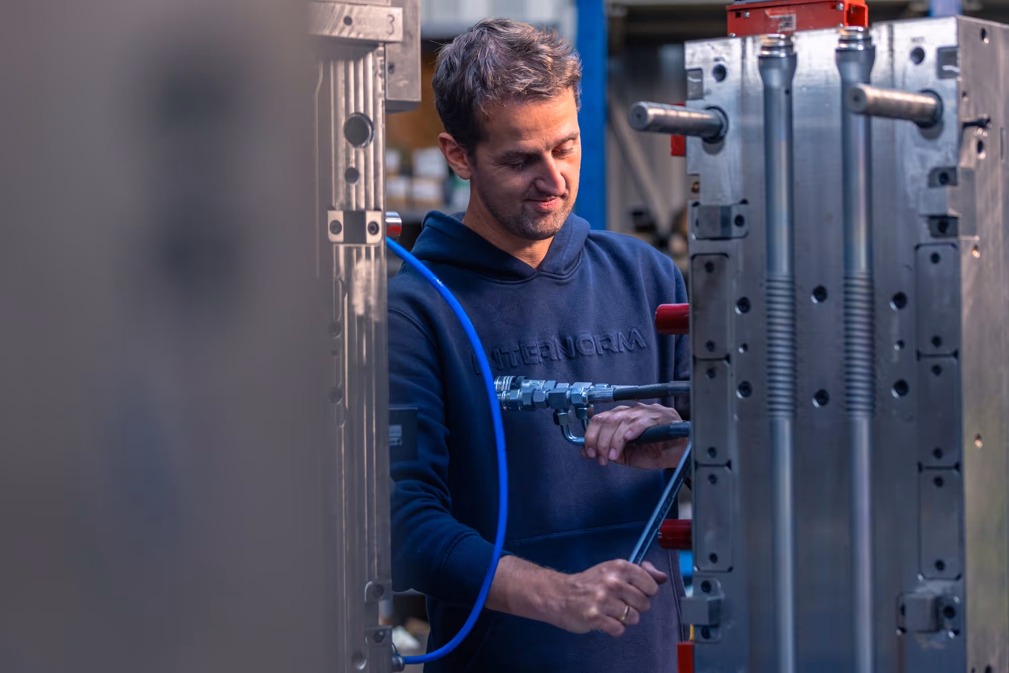 Mitarbeiter arbeitet an einem Spritzgusswerkzeug