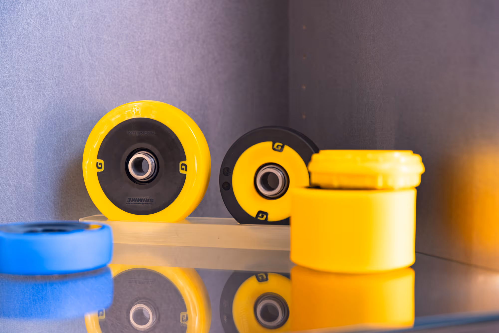 Mehrere Spritzgussartikel in einer Vitrine