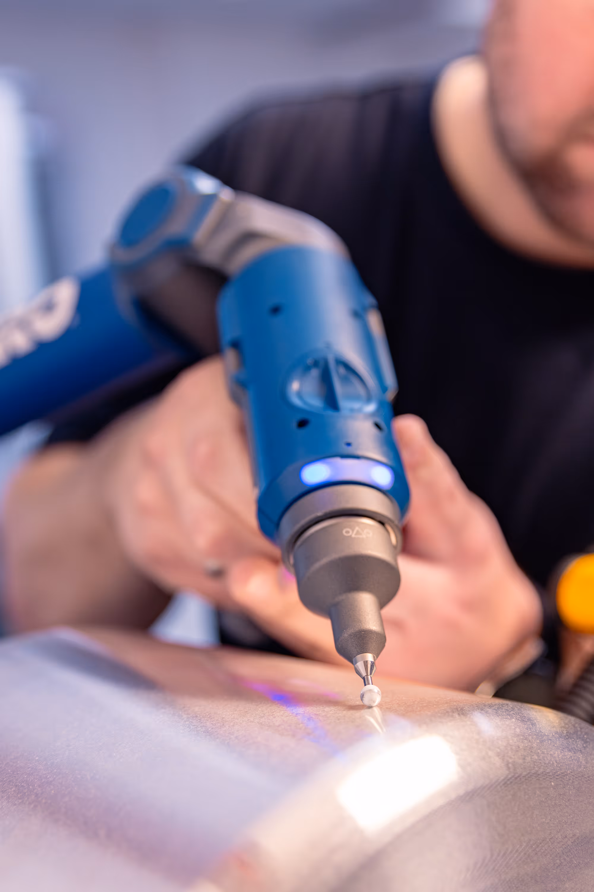 Colleague works with Faro Arm on a Midroller core
