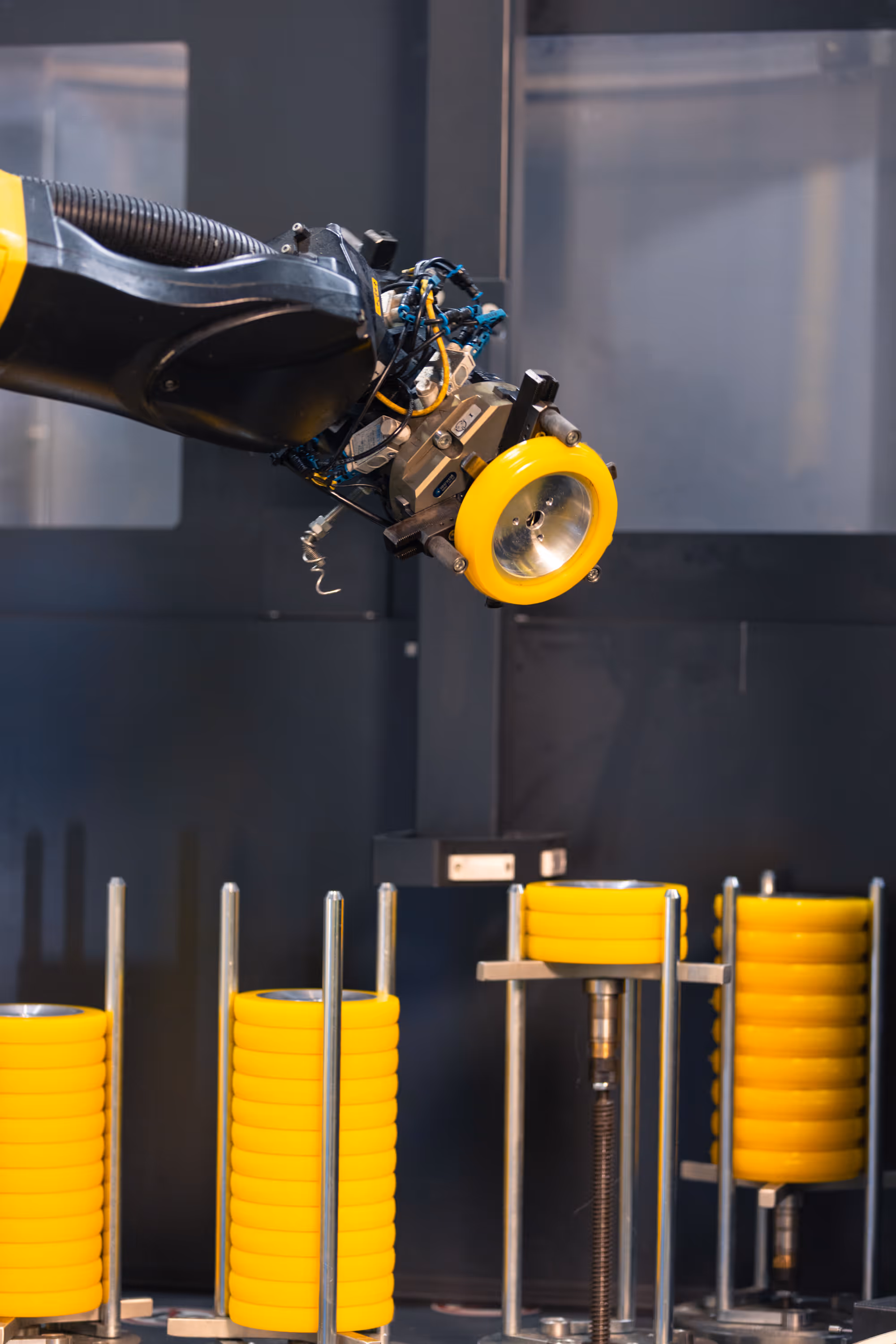 Roboter in automatisierter Anlage platziert gelbe Rollen