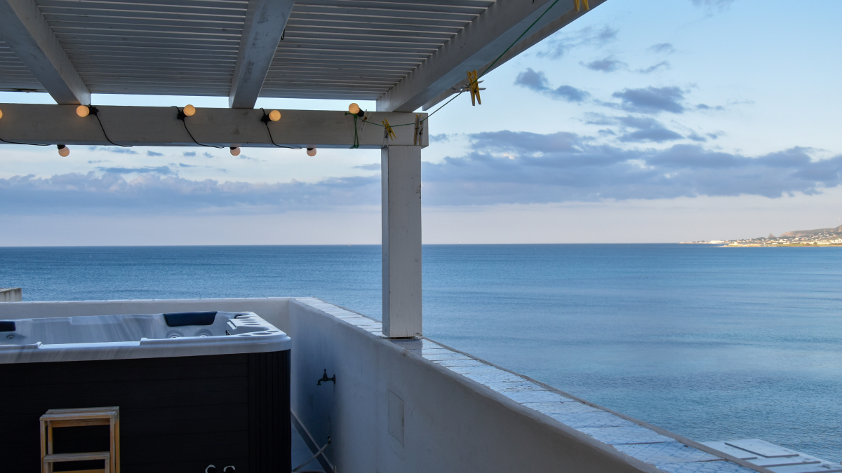 Taras na dachu z jacuzzi i panoramicznym widokiem na morze w apartamencie Green Fresh w Trapani