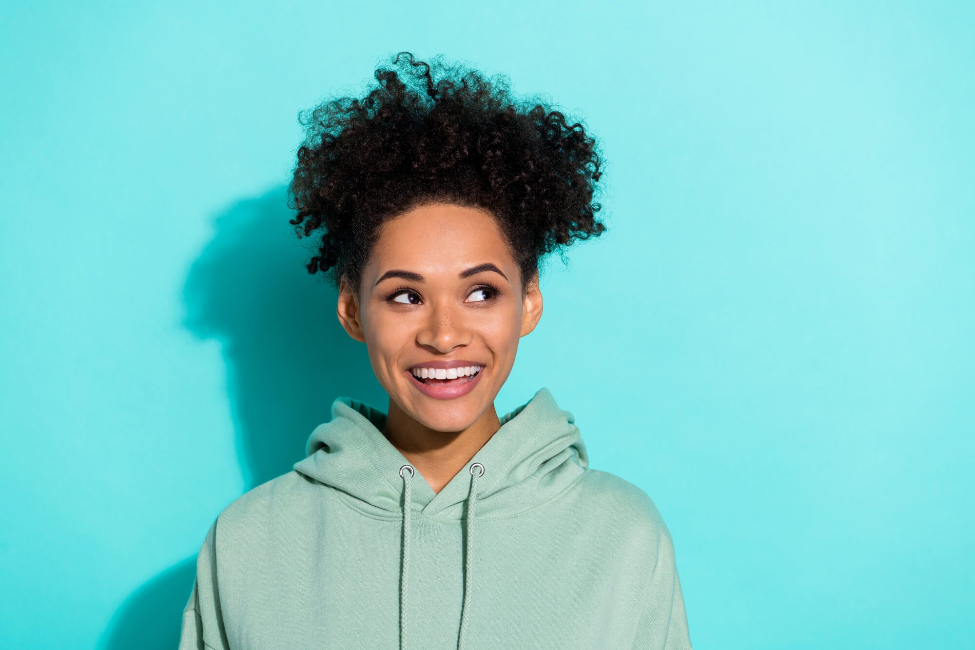 Mujer sonríe luego de su blanqueamiento dental en dyckman