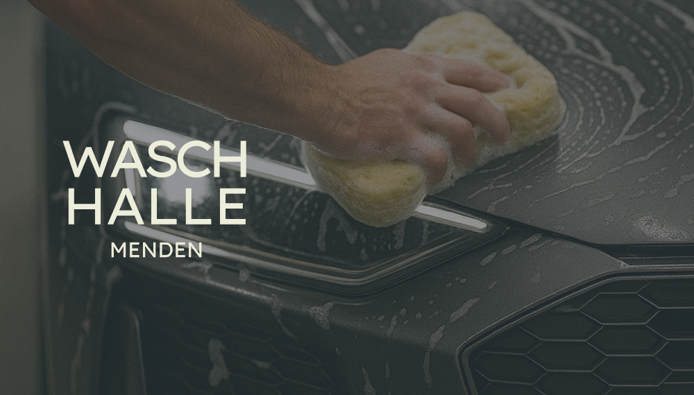 Ein Sportwagen wird mit einem Schwamm gereinigt.