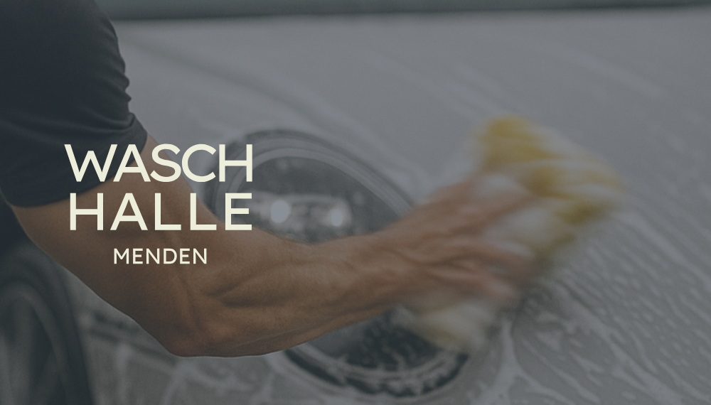 Ein Sportwagen wird mit einem Schwamm gereinigt.