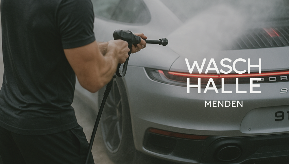 Ein Porsche wird mit einer Hochdrucklanze gereinigt.