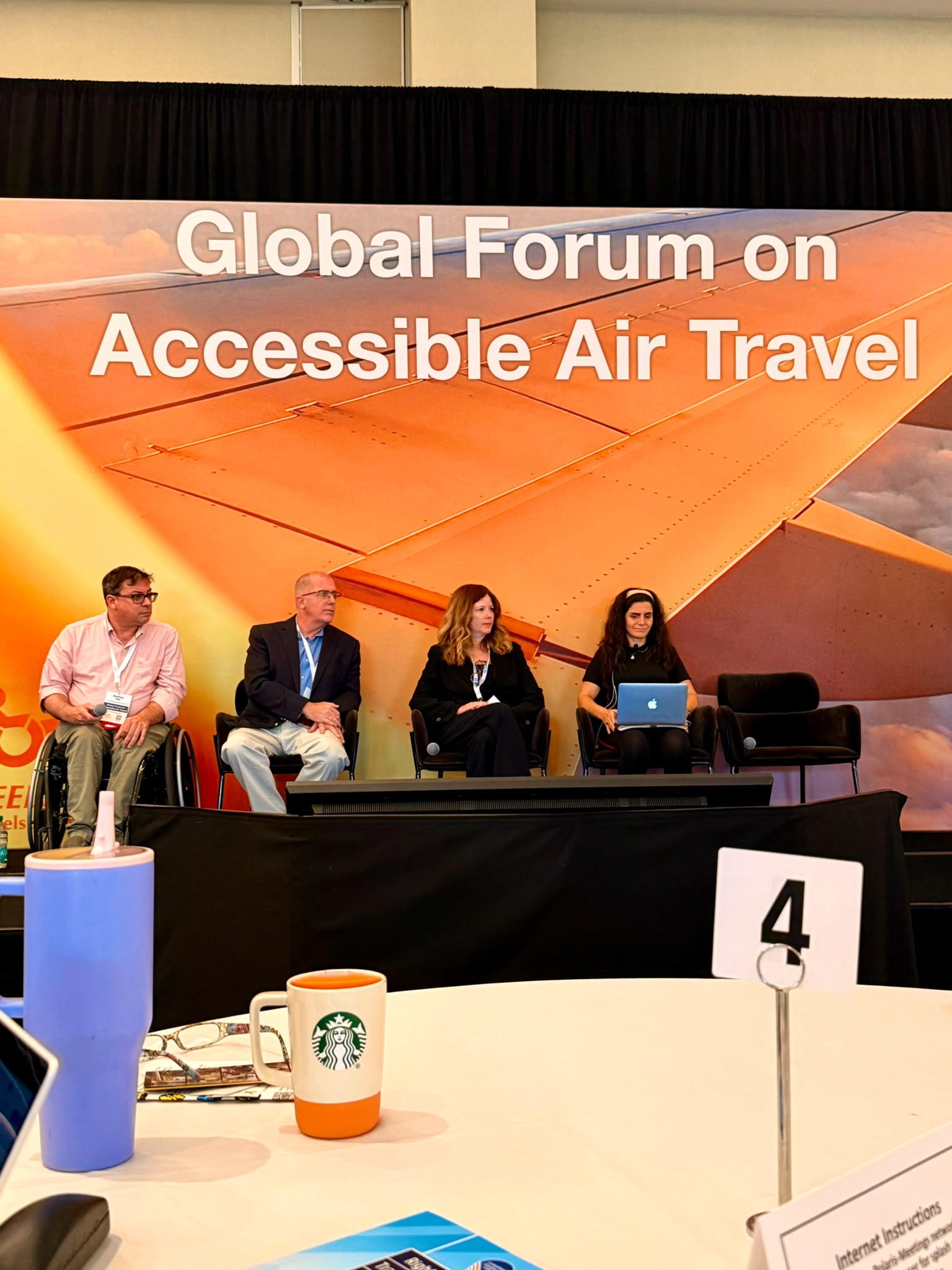 William L. Neece et les autres intervenants du panel au All Wheels Up Global Forum on Accessible Air Travel 2026