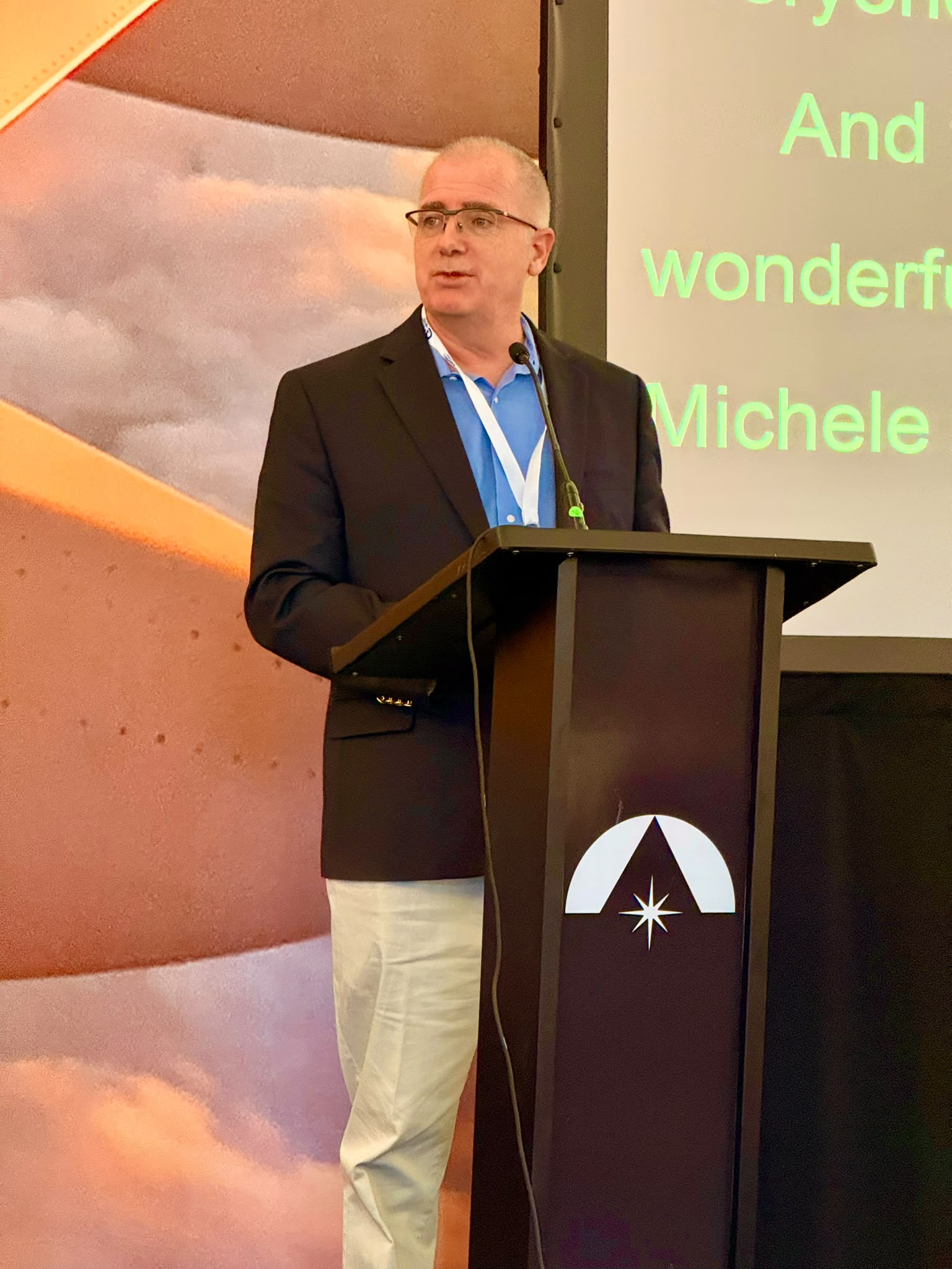 William L. Neece prenant la parole au All Wheels Up Global Forum on Accessible Air Travel Ă Colorado Springs