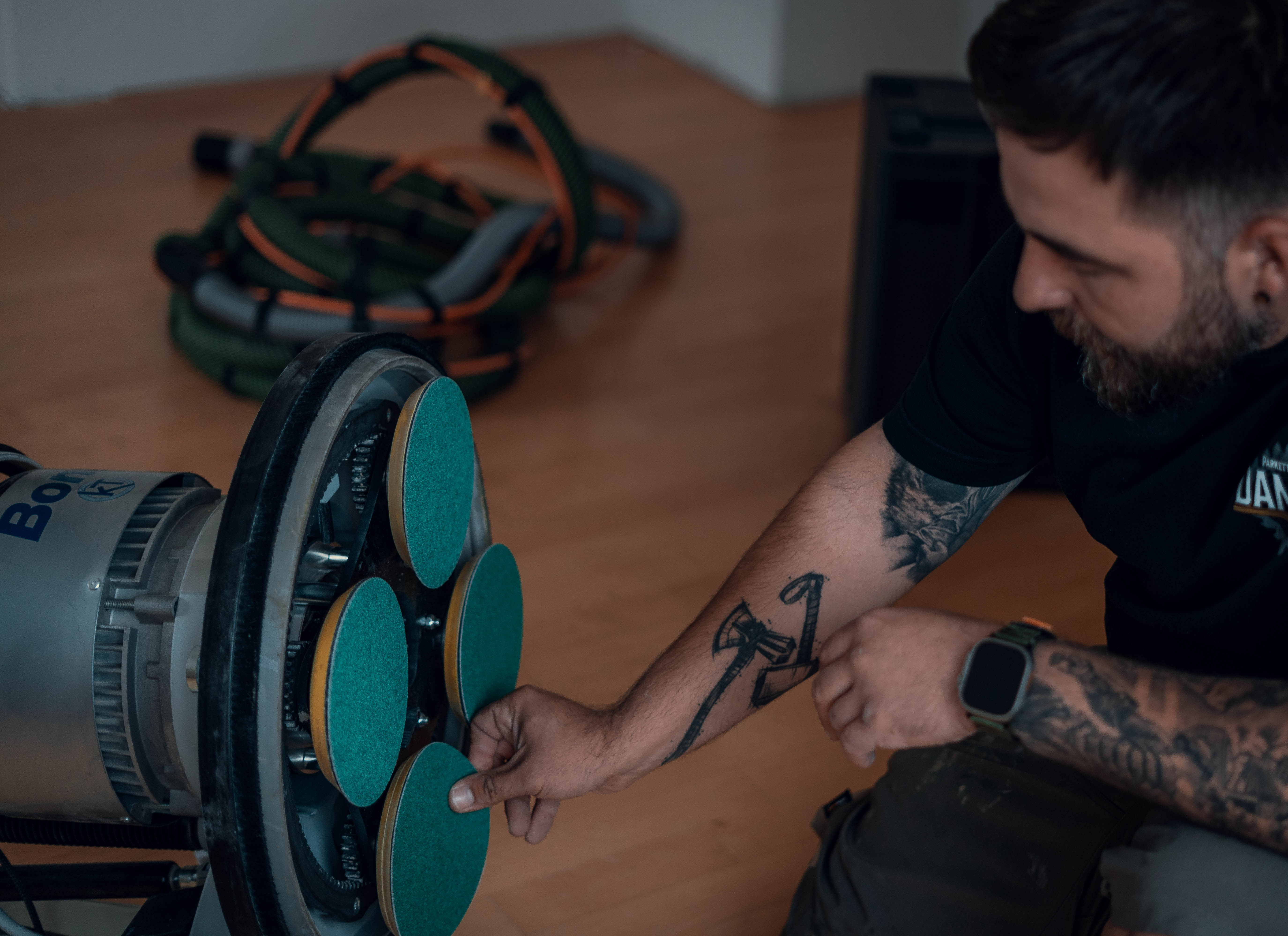 Professionelle Schleifmaschine für die staubarme Parkettsanierung und -renovierung in Sandhausen