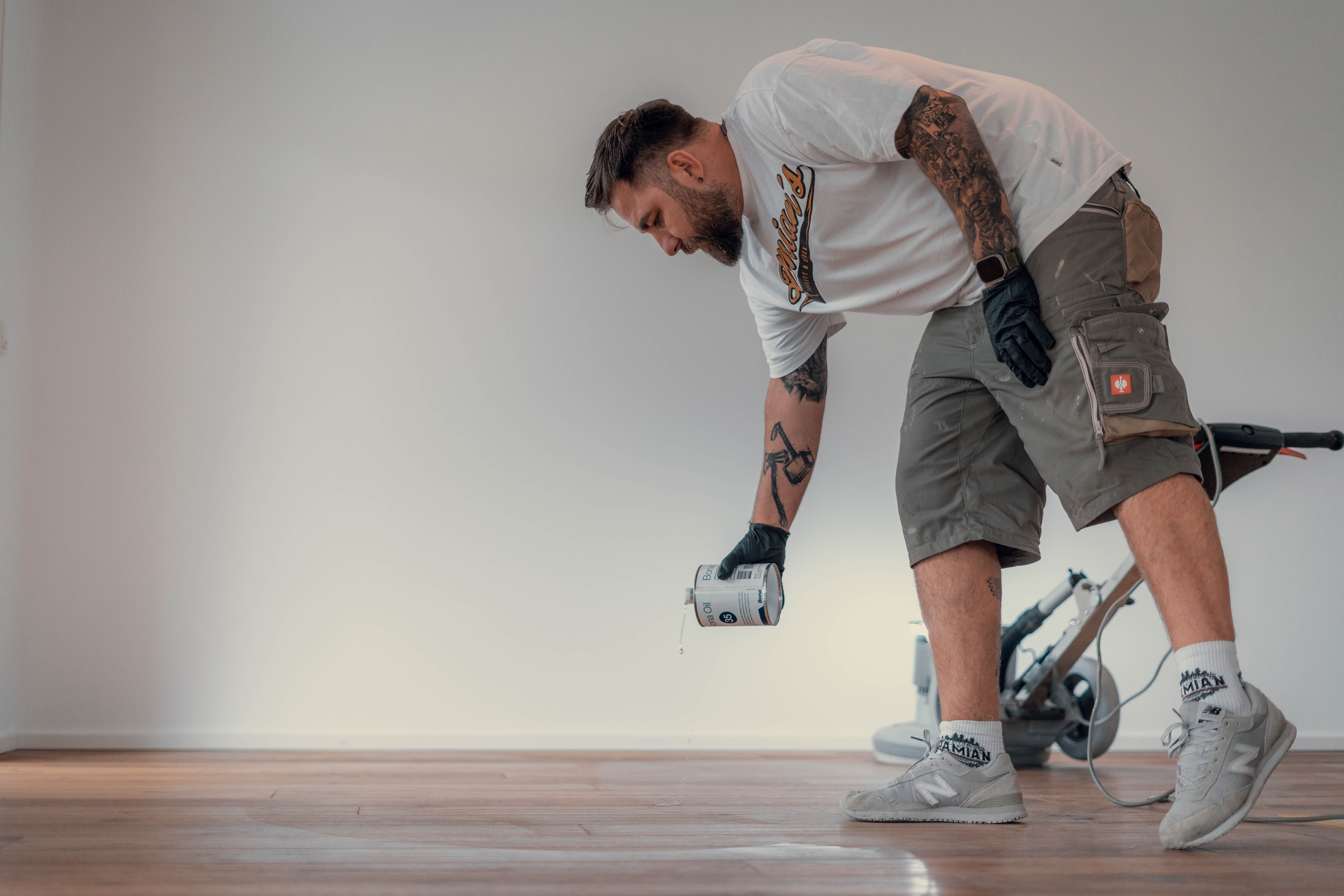 Fachgerechtes Auftragen von hochwertigem Parkettöl zur Pflege und Schutz von Holzböden in Sandhausen 