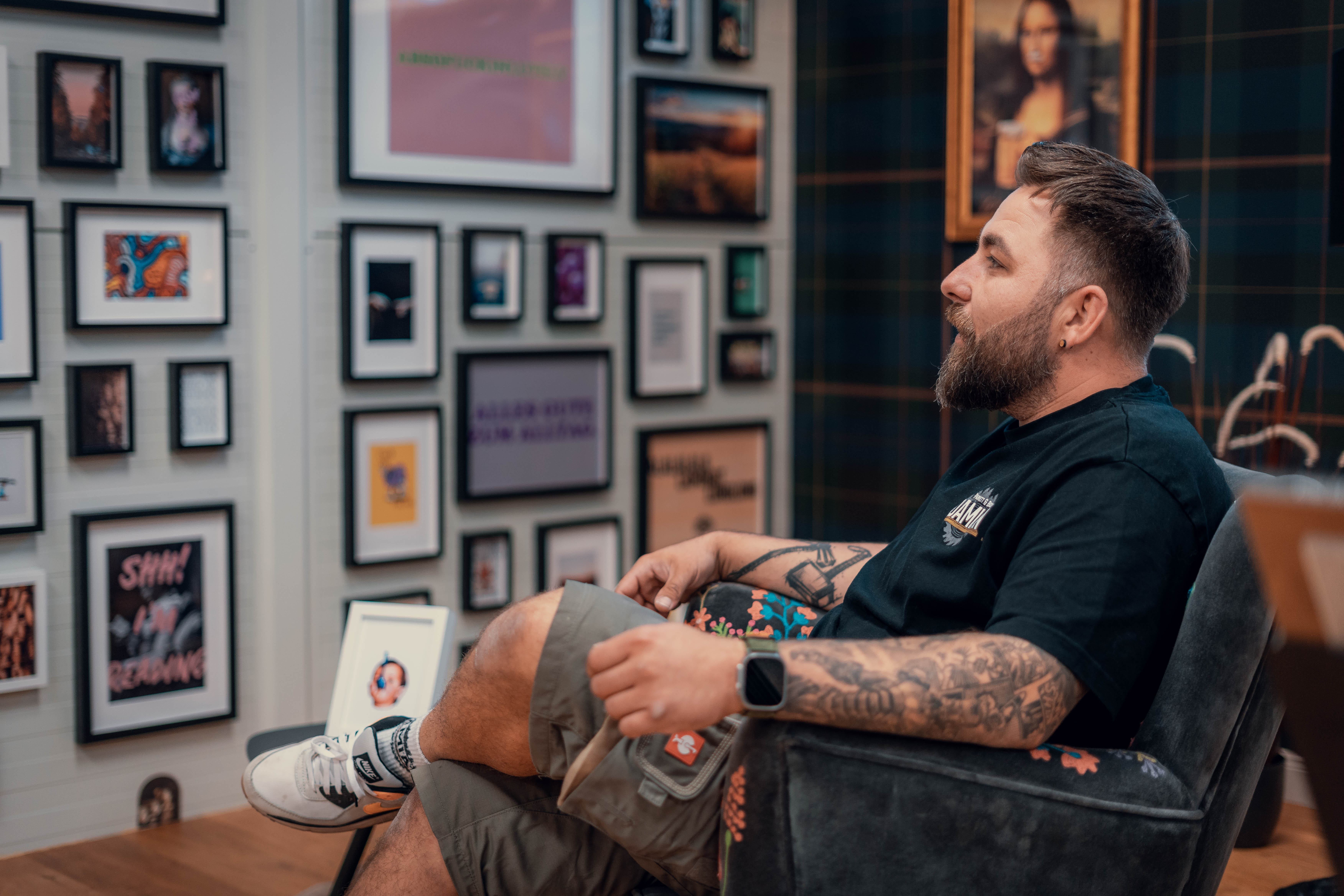 Geschäftsführer von Damian Parkett & Boden im Büro.