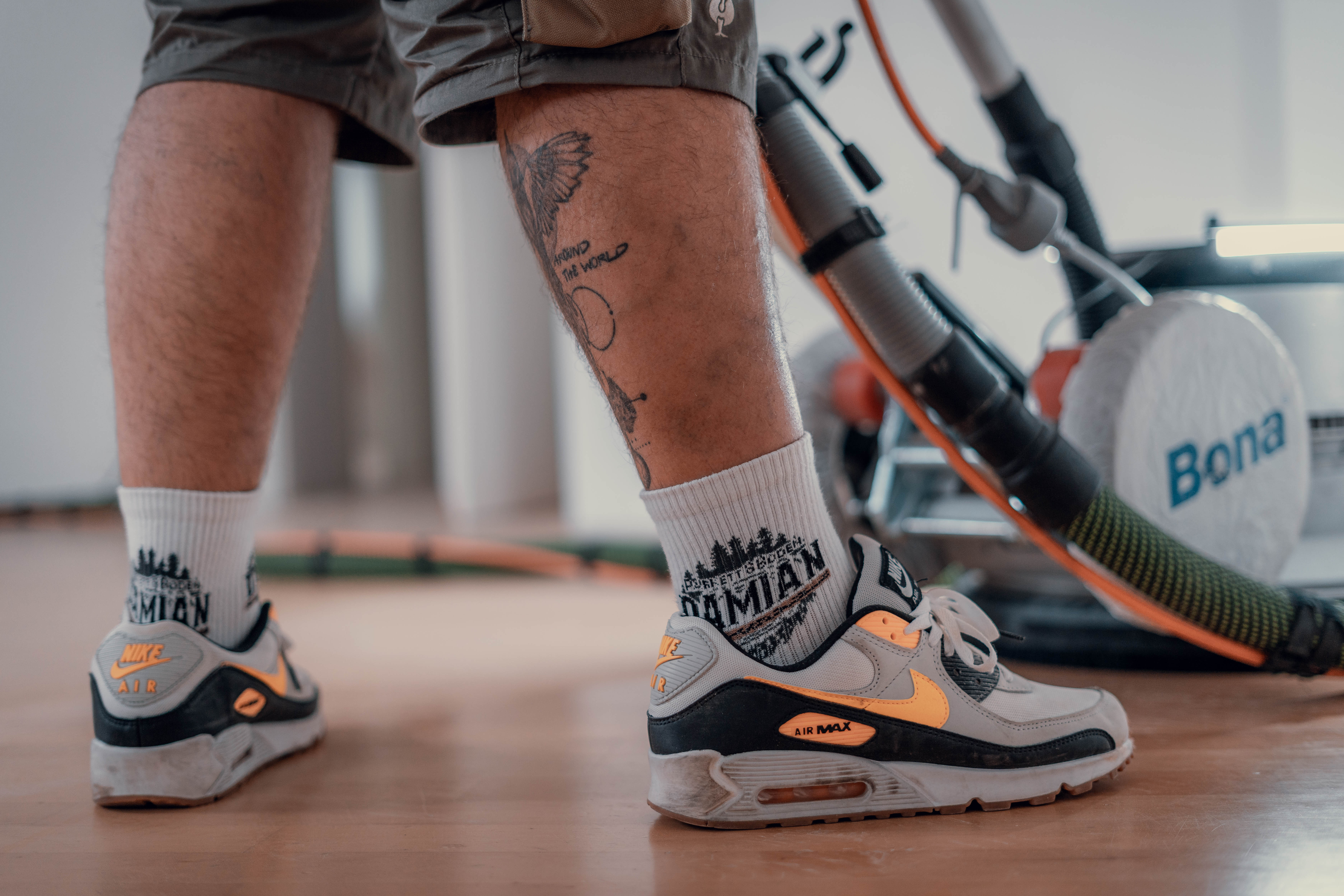 Mitarbeiter bei der professionellen Parkett Sanierung mit hochwertiger Bona Schleifmaschine