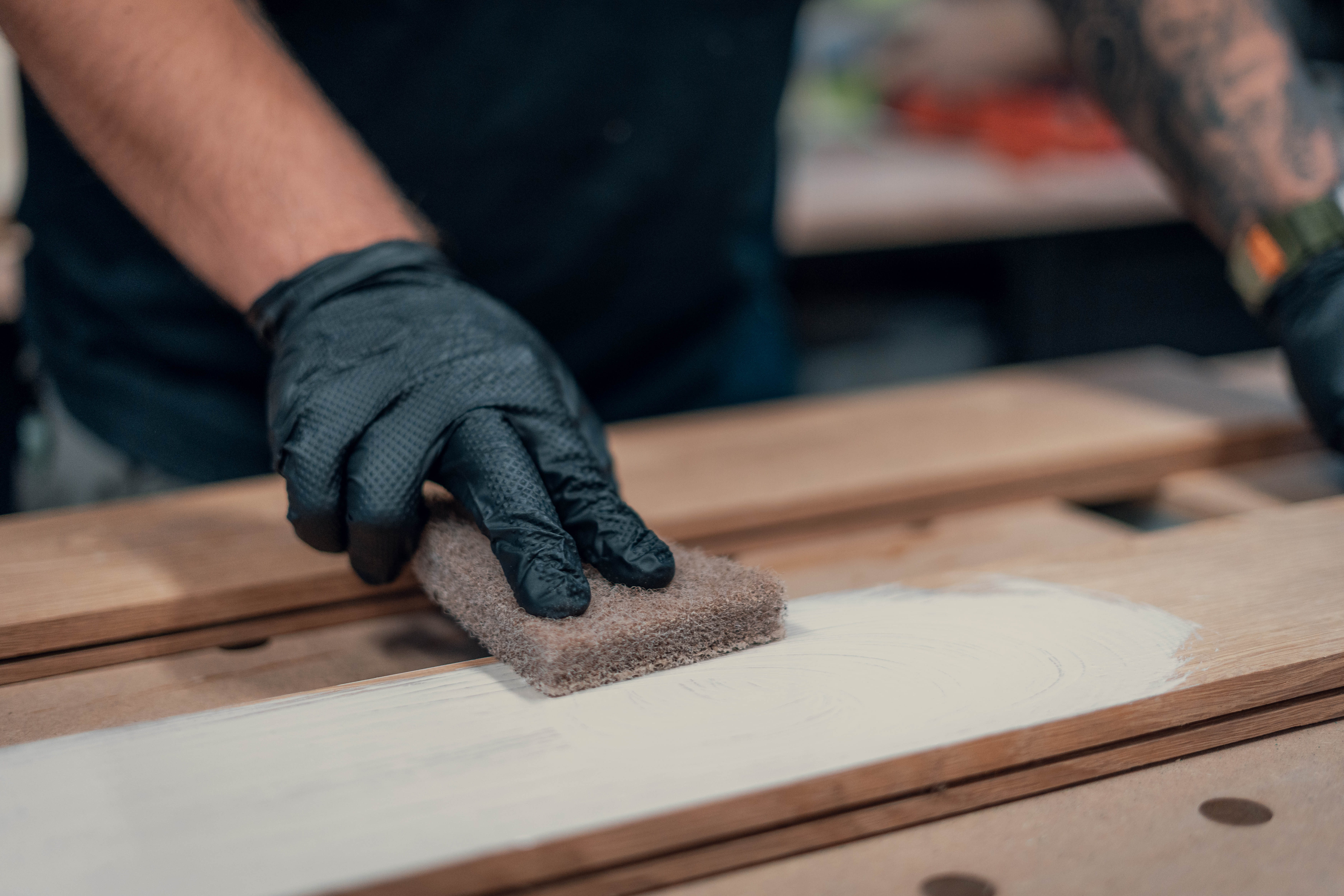 Professionelles Färben und Beizen von Parkett für individuelle Farbgebung durch Fachbetrieb