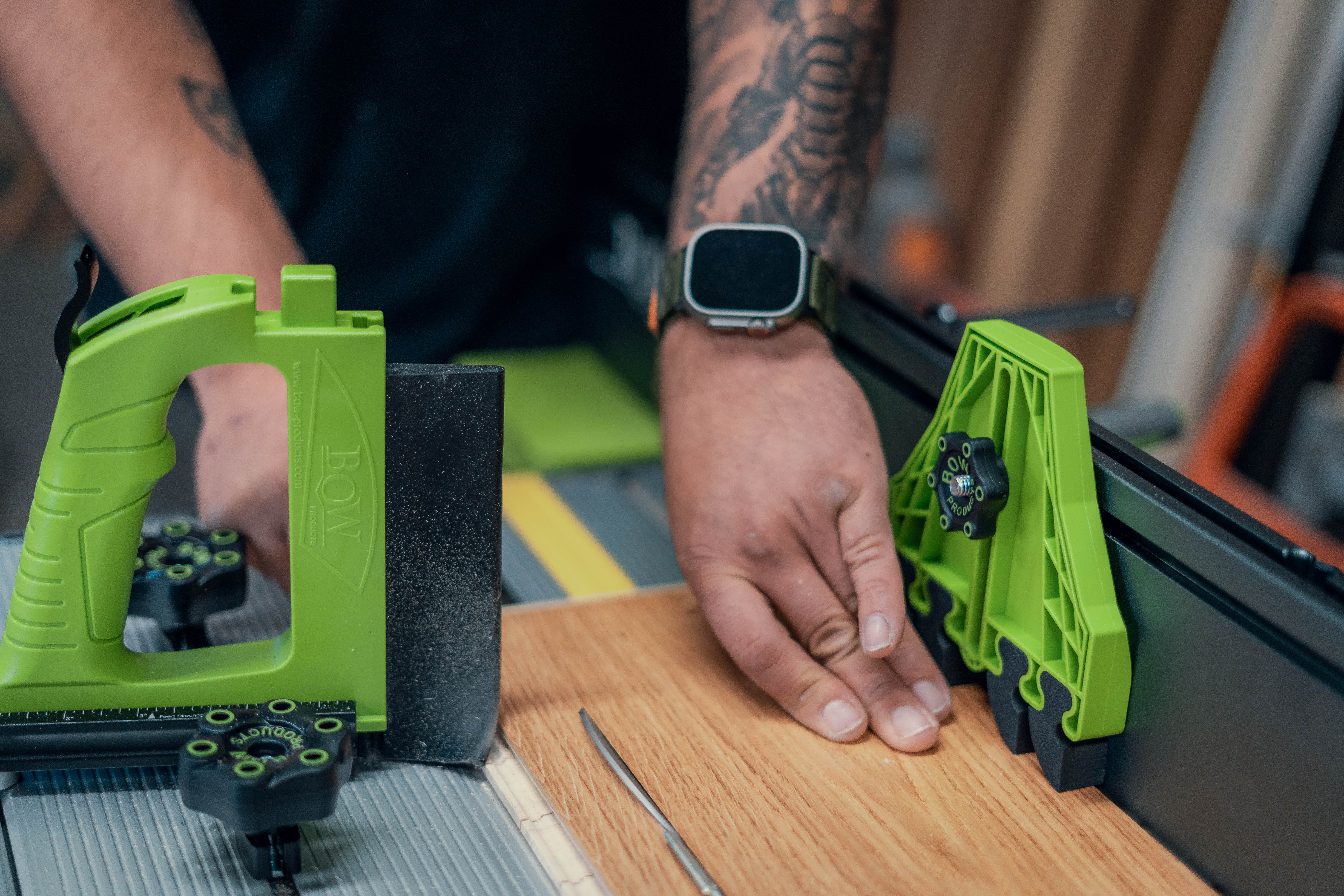 Detailaufnahme der professionellen Technik und Spezialwerkzeuge für den präzisen Parkett-Zuschnitt