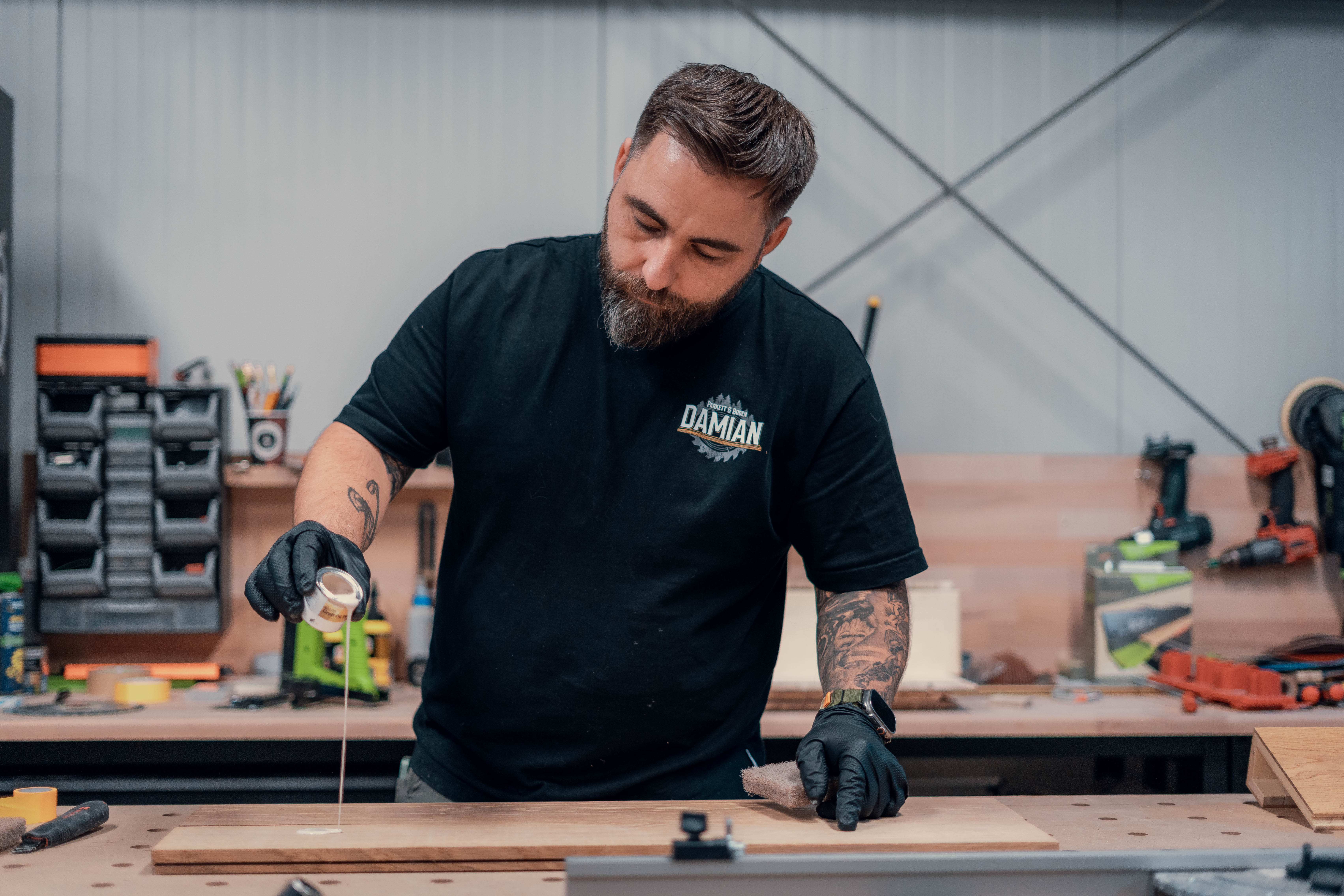 Damian Hamleh bei der Detailarbeit: Kleben oder Fugenfüllung für die Parkett Reparatur in Sandhausen