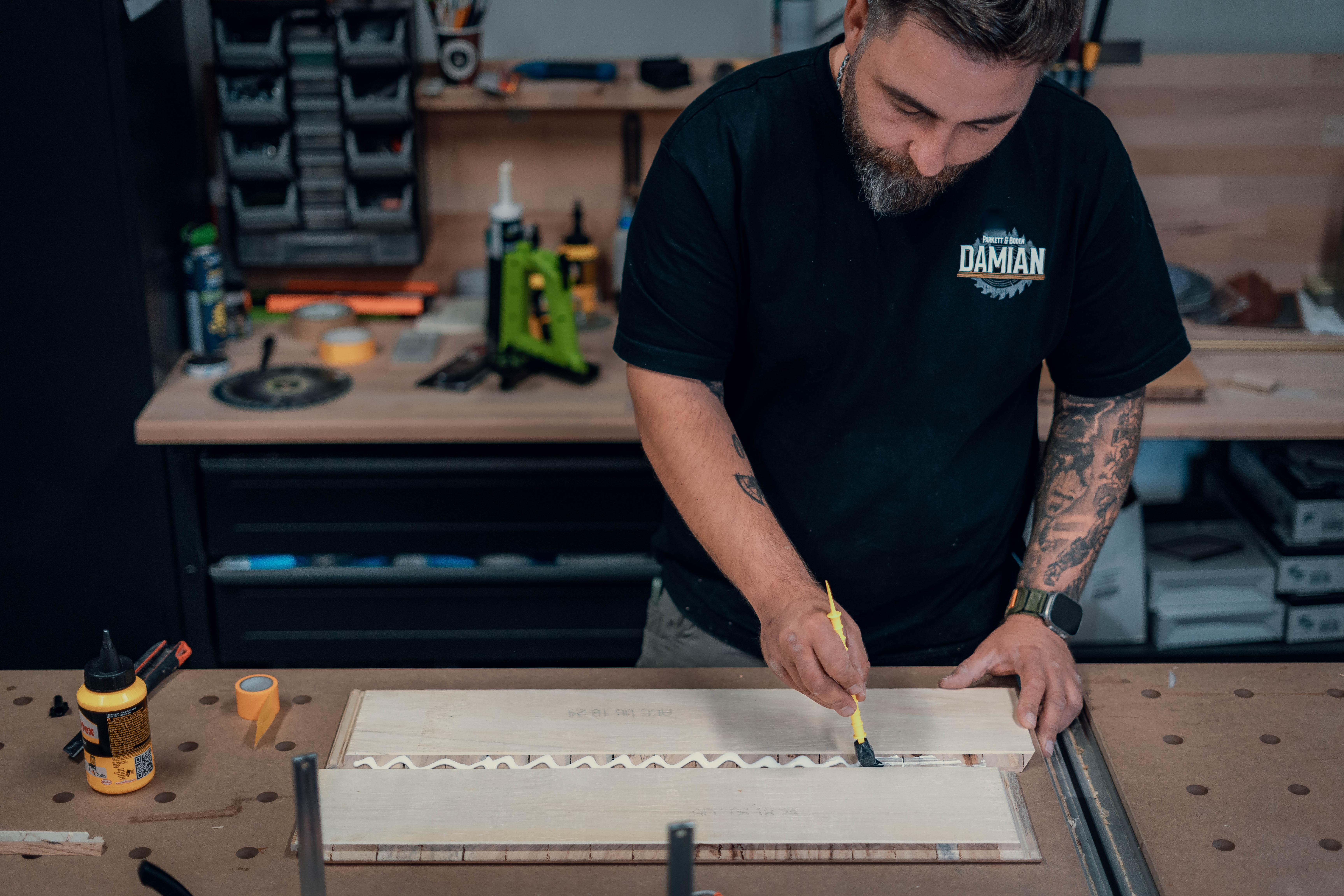 Präzise und fachmännische Zuschnitte für die Verlegung von Holzböden durch Damian Parkett & Boden