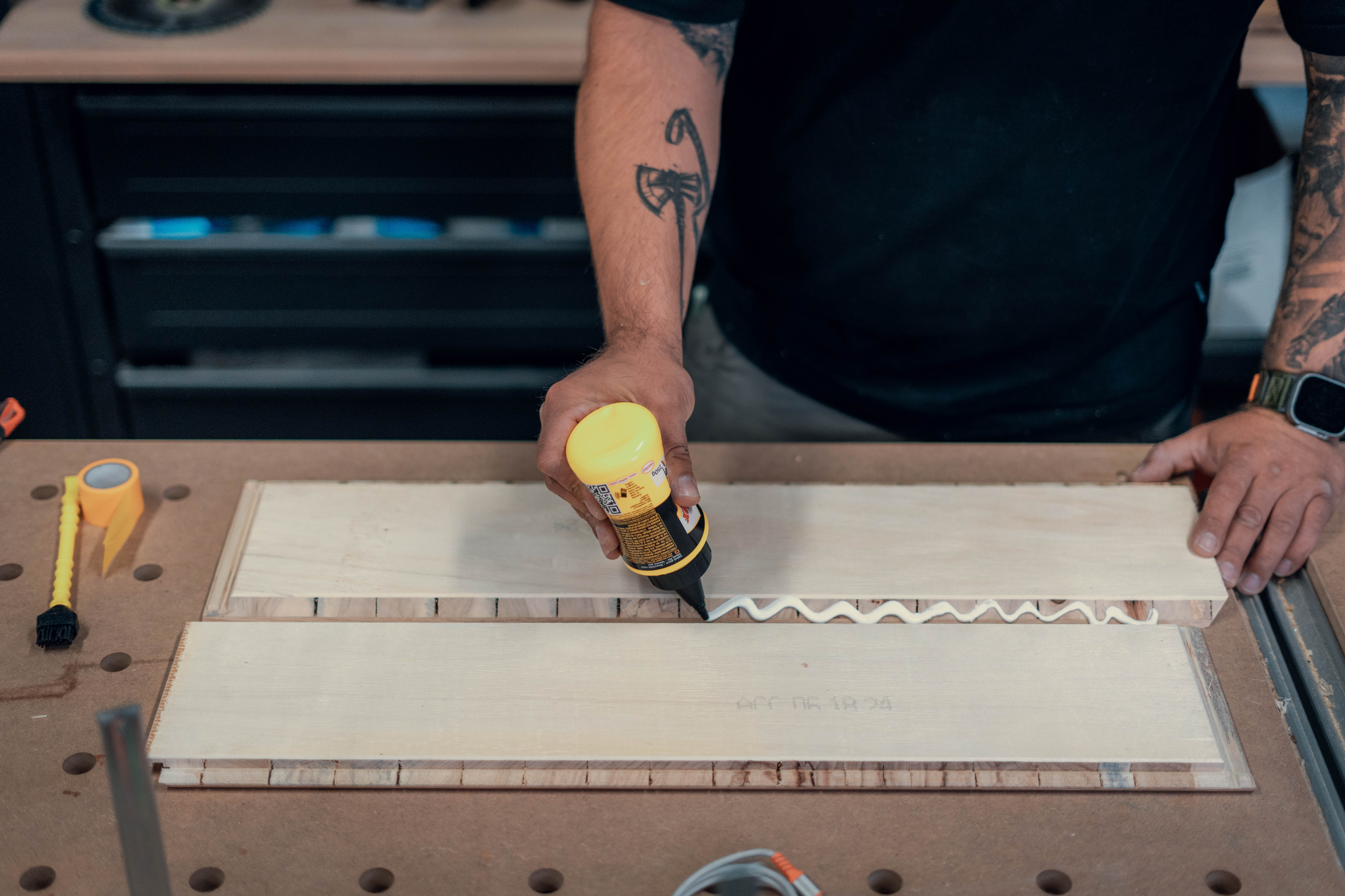 Professionelles Kleben von Parkett: Auftragen von hochwertigem Klebstoff für dauerhaften Halt in Sandhausen