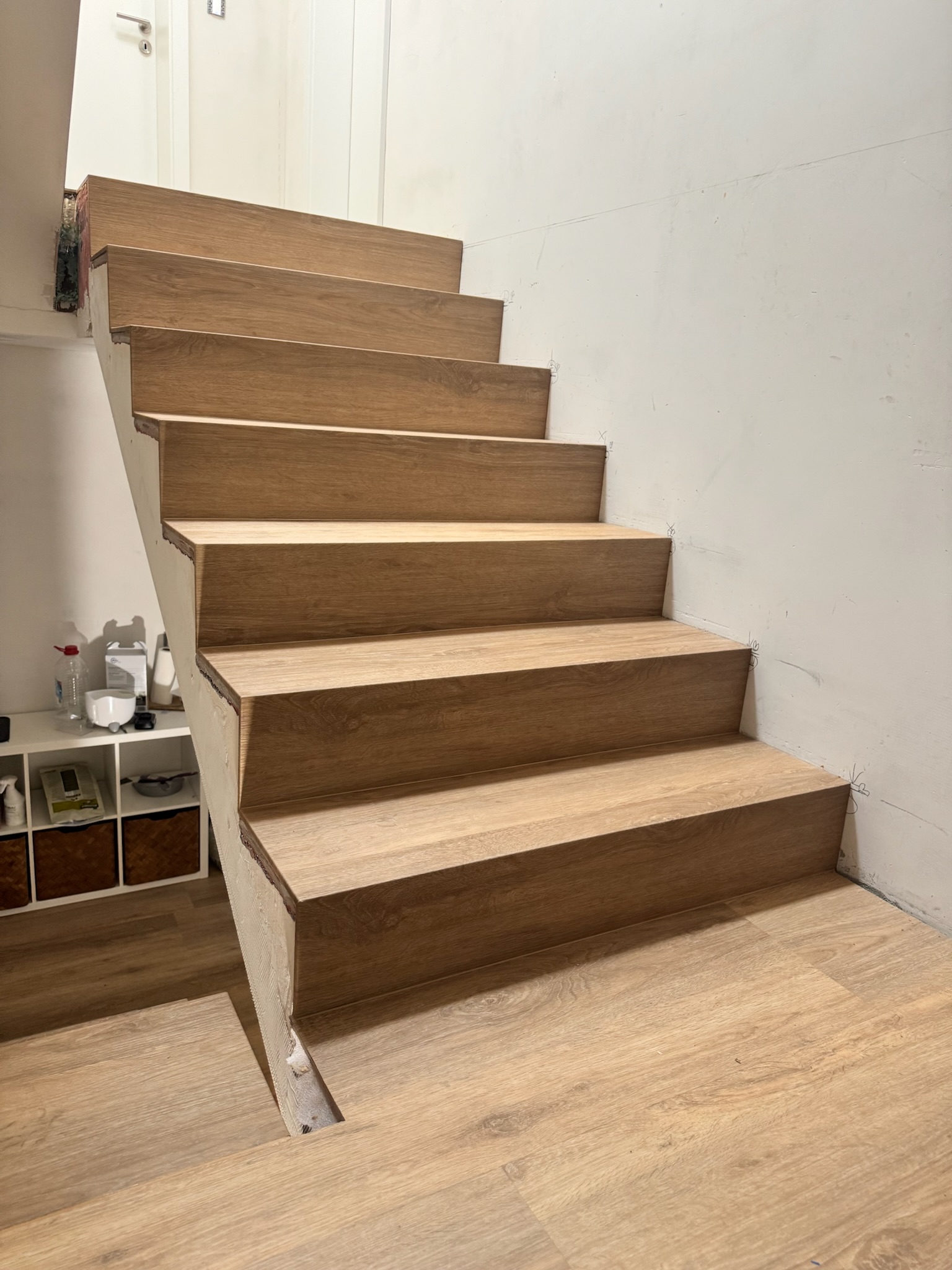 Treppenrenovierung: Auftragsarbeit einer geraden Holztreppe mit hellem Eichenparkett in Sandhausen