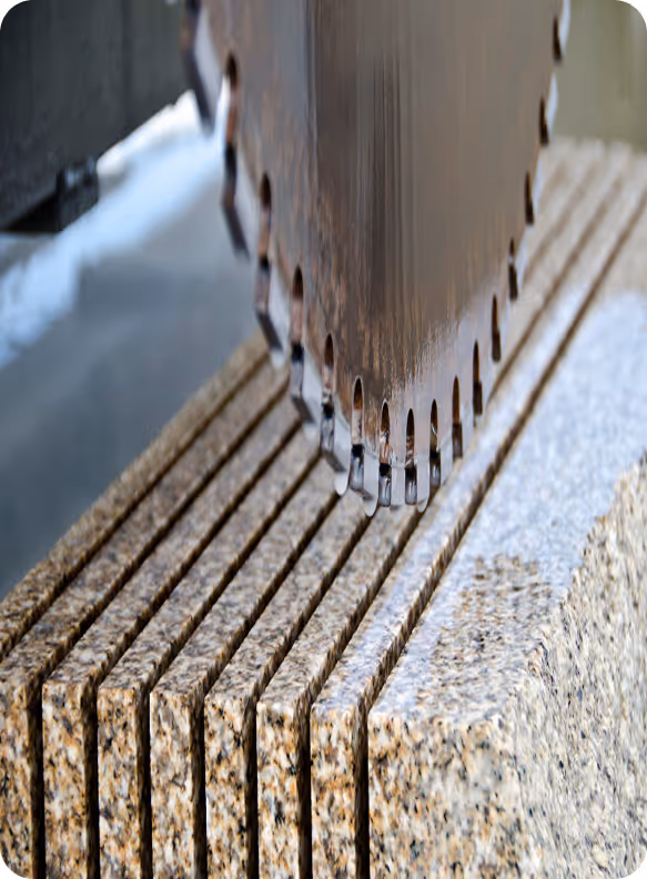 Großes rundes Sägeblatt schneidet enge, parallele Linien in einen Granitstein.