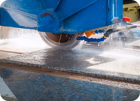 Wasserkühlung beim Präzisionsschneiden einer Steinplatte mit einer Diamantsäge.