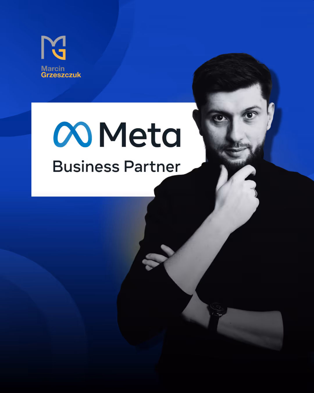 Mężczyzna z zarostem i zegarkiem, stojący na niebieskim tle obok logo Meta Business Partner oraz nazwiska Marcin Grzeszczuk.