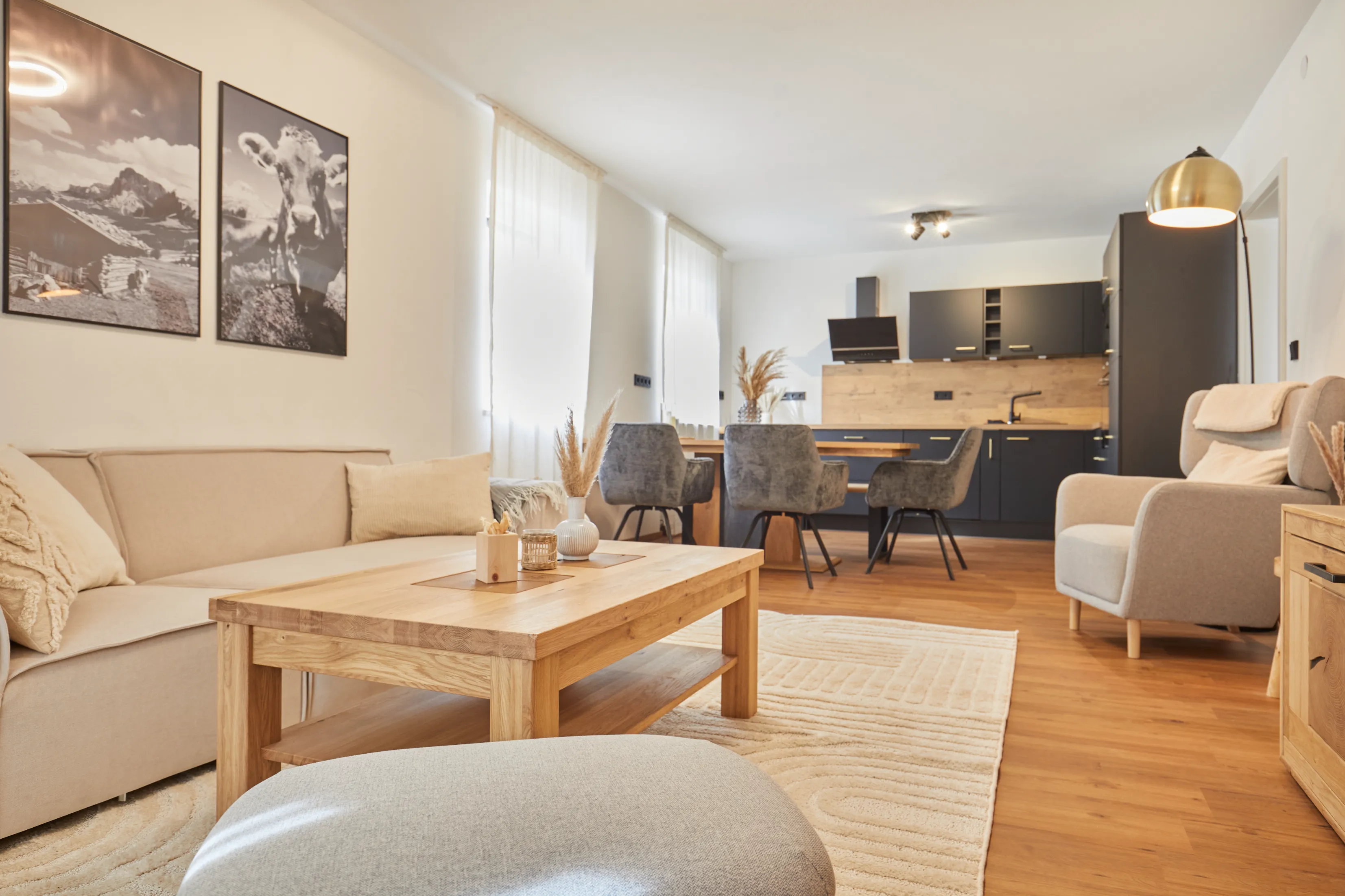 Gemütlicher Wohnbereich mit Vollholzmöbeln und Smart-TV