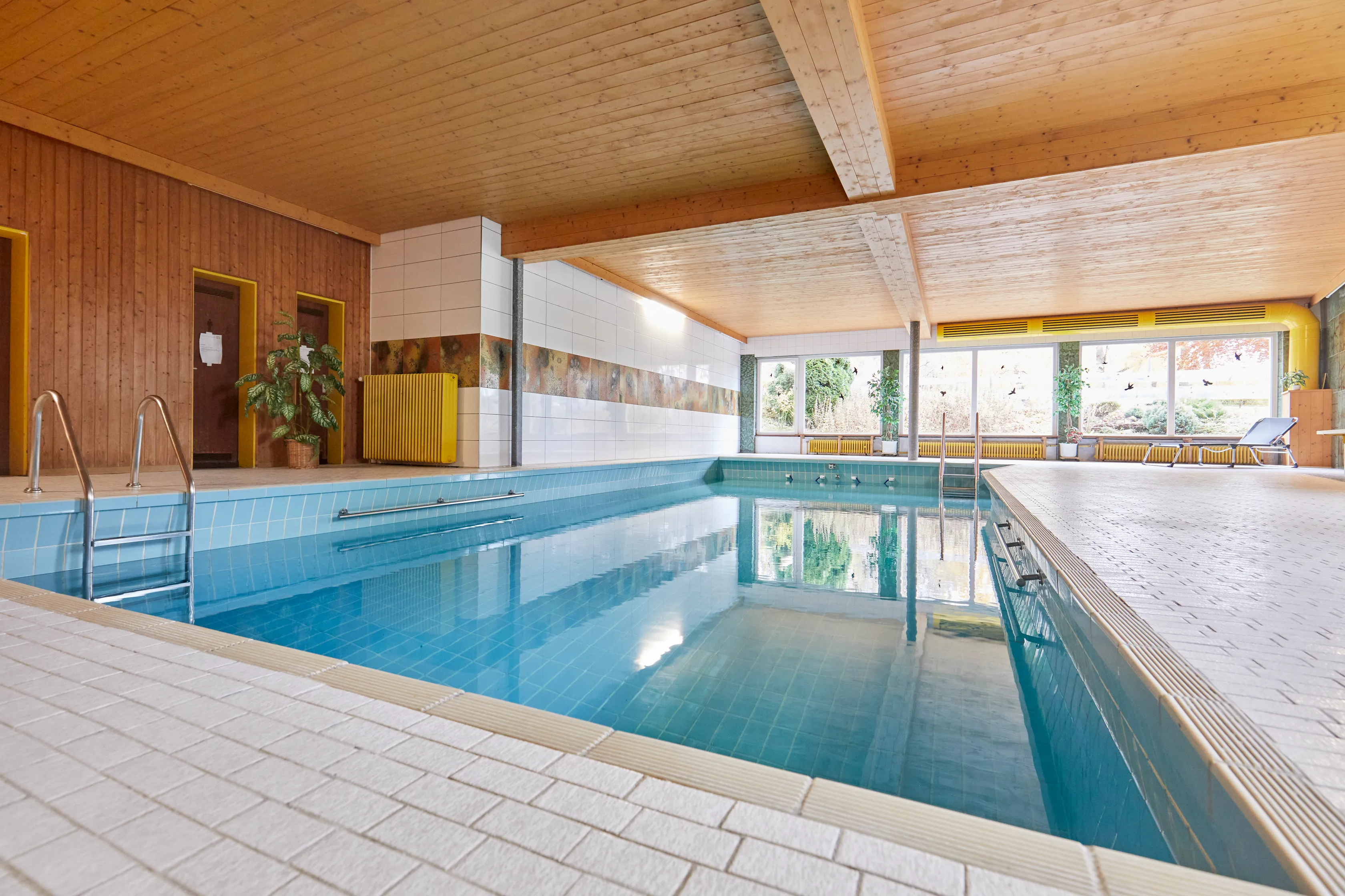 Großer Hallen-Pool mit separaten Duschen und Umkleiden