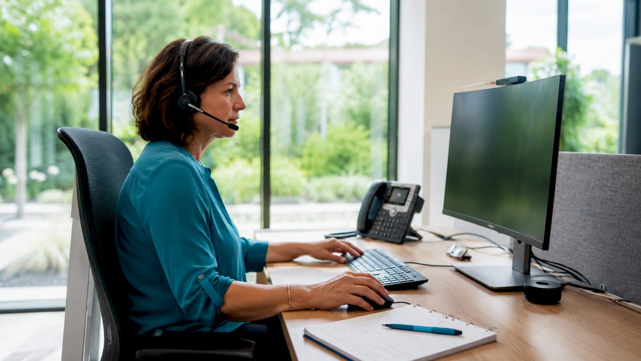 Arbeiten am Telefon mit Headset: Hände im Einsatz
