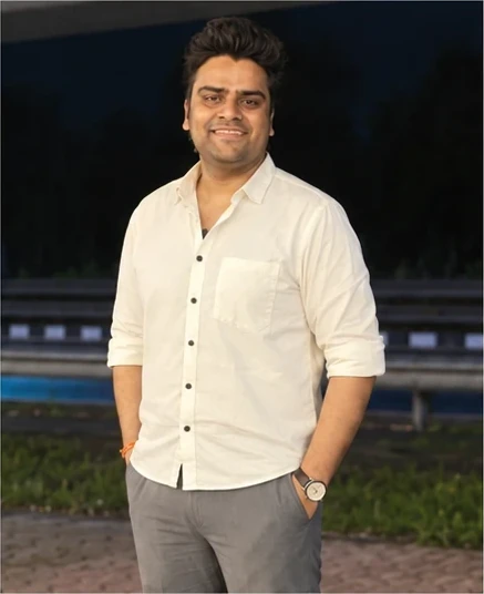 After: the same member at 90 kg, standing under a flyover at night.