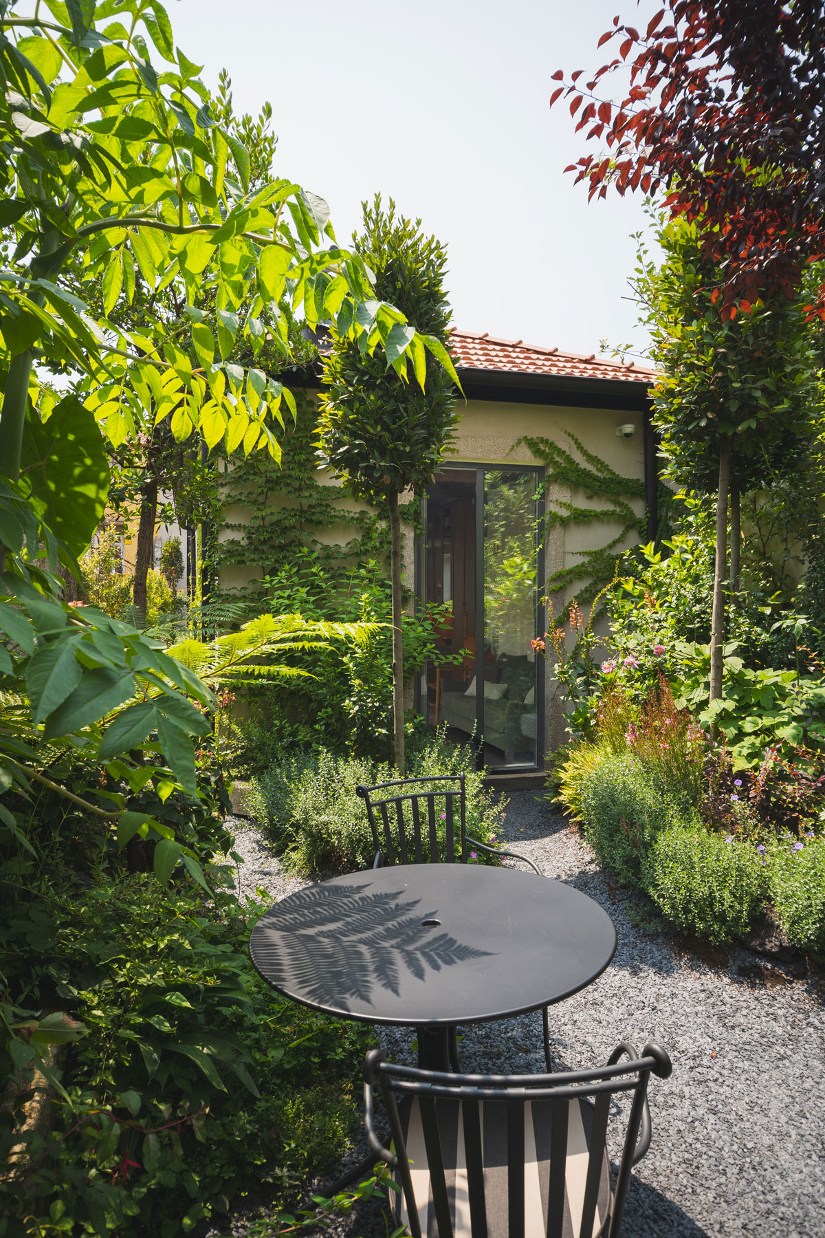 Casa Cedo Porto garden with lush relaxing areas to spend time or have breakfast or a cocktail in an adults-only boutique guesthouse in Porto.