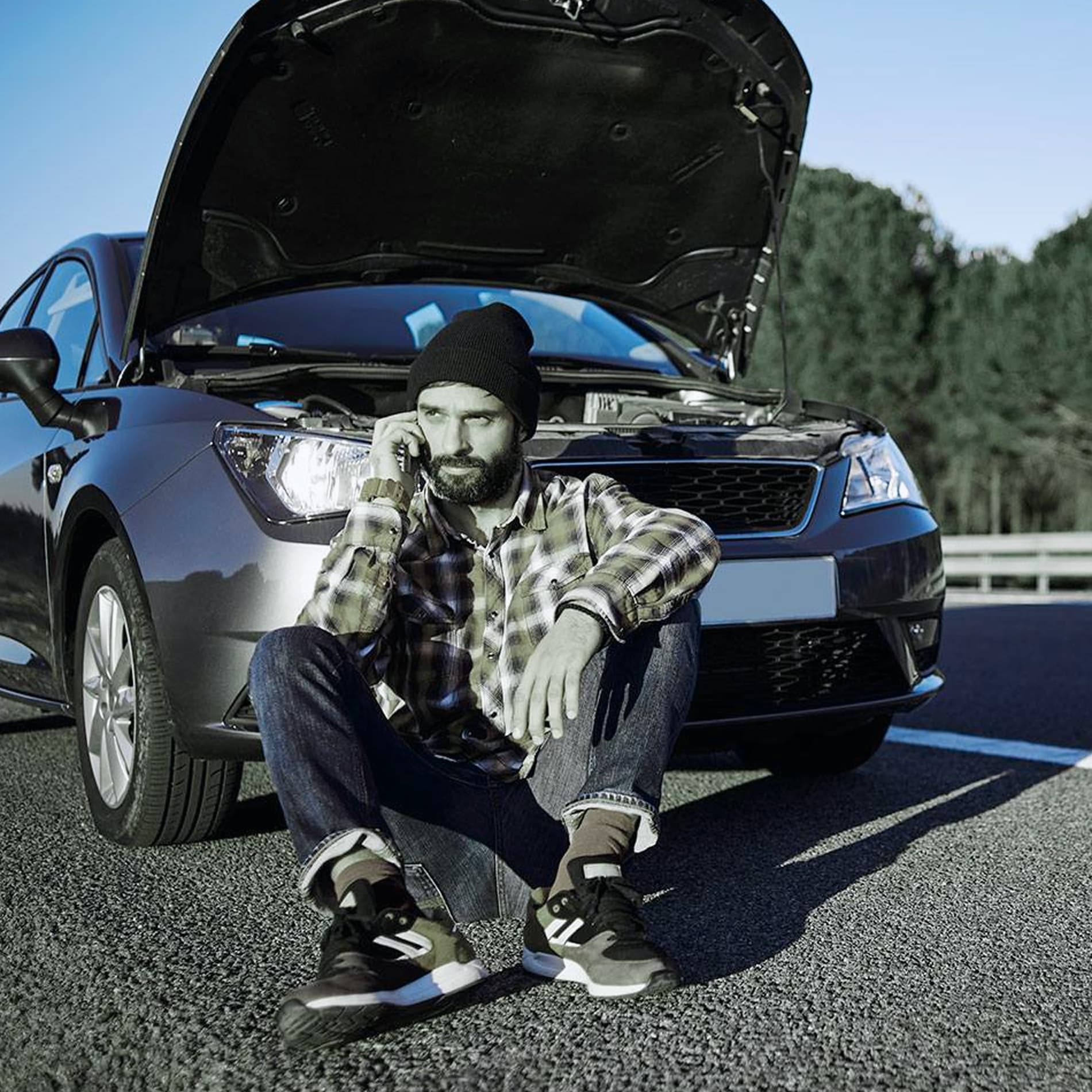 Vozač pored automobila sa otvorenim haubom zove auto servis Sapfir Auto Beograd.