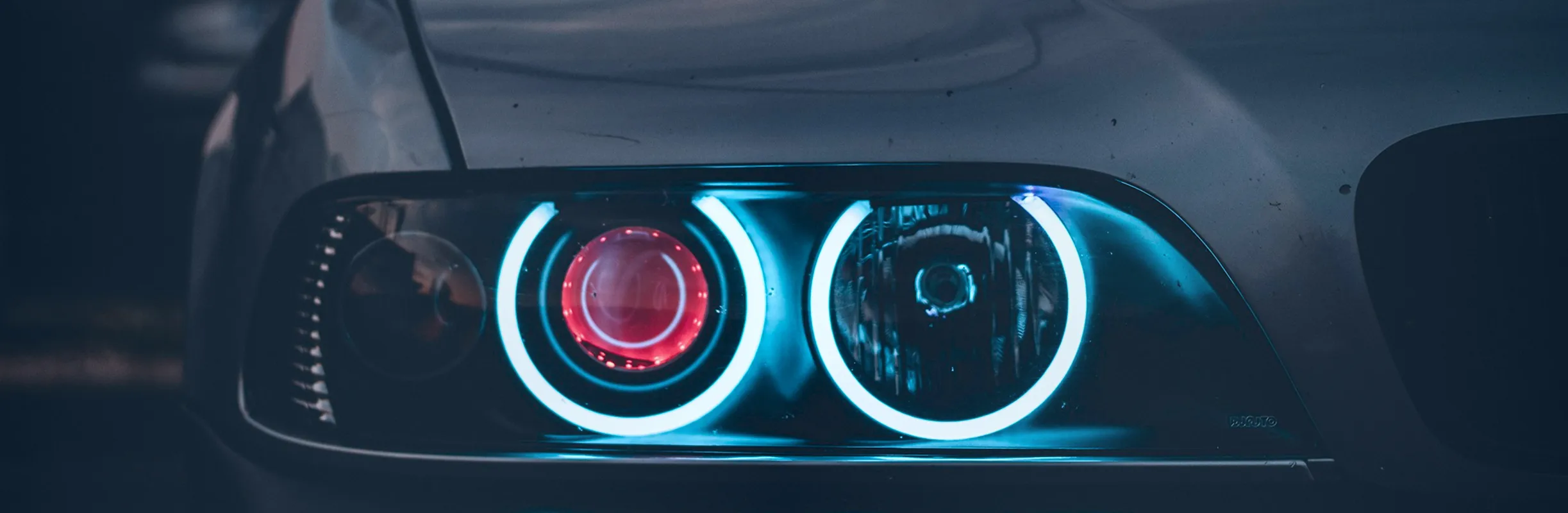 Prednji far automobila - moderan dizajn, simbol preciznosti i profesionalnog auto servisa.