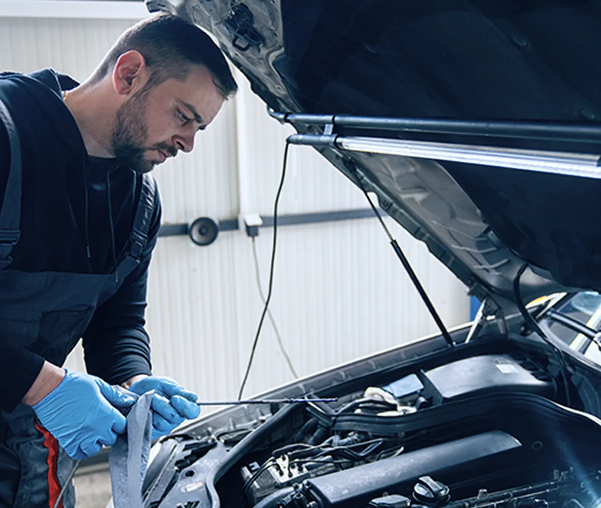 Mehaničar proverava motor - tehnička provera vozila, auto servis Sapfir Auto, Crveni Krst Beograd.