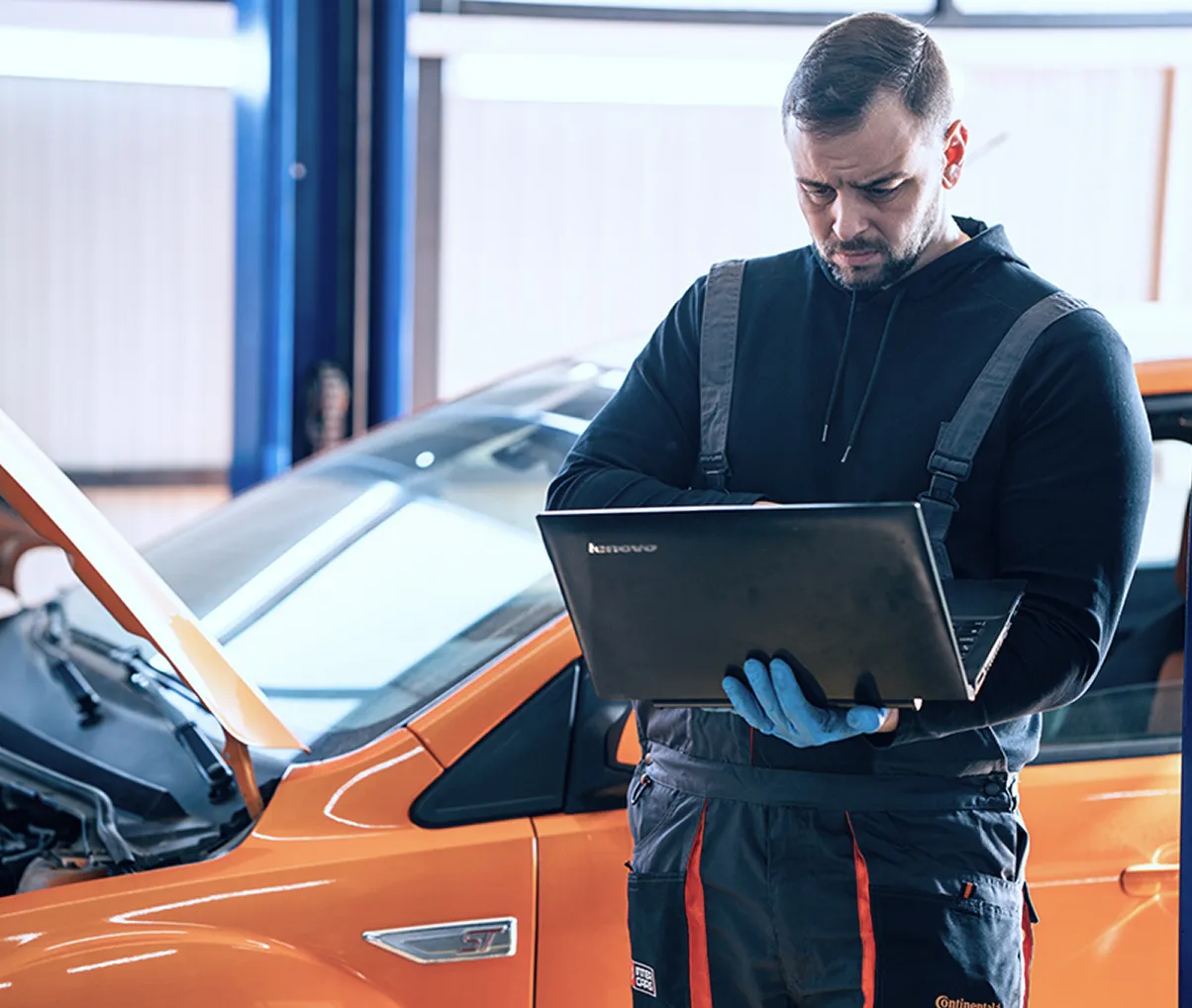 Dijagnostika laptopom pored vozila - elektronska dijagnostika, brzo otkrivanje kvara, Sapfir Auto Crveni Krst.