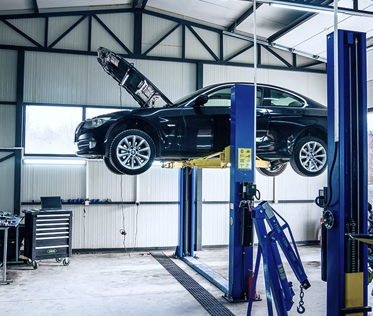 Vozilo na dizalici u servisu - pregled podvozja i servis trapa, Beograd.