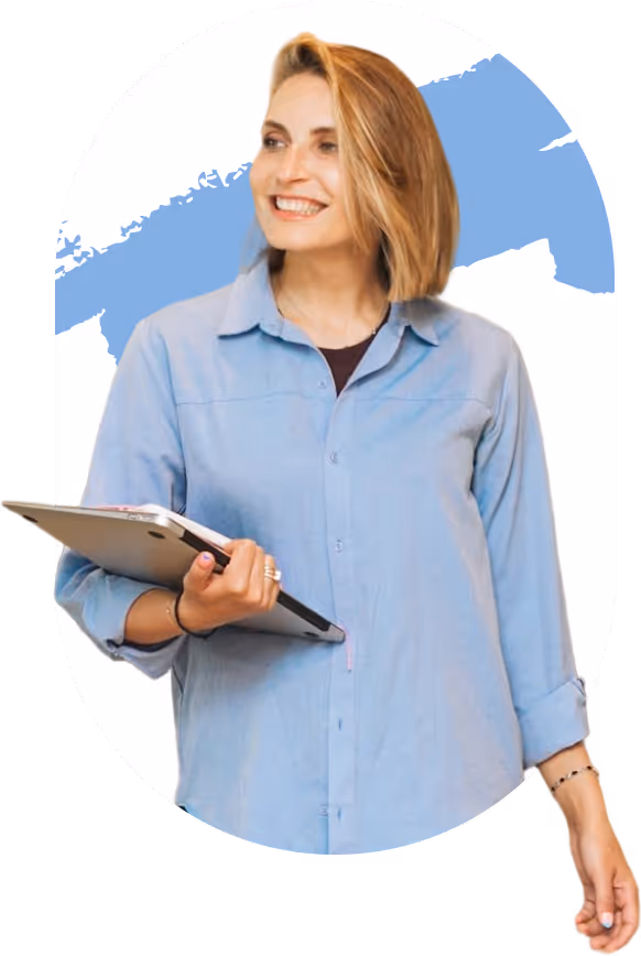 Femme souriante tenant une tablette, vêtue d'une chemise bleu clair.