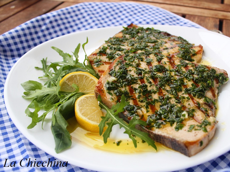 Pesce spada alla griglia con verdure grigliate