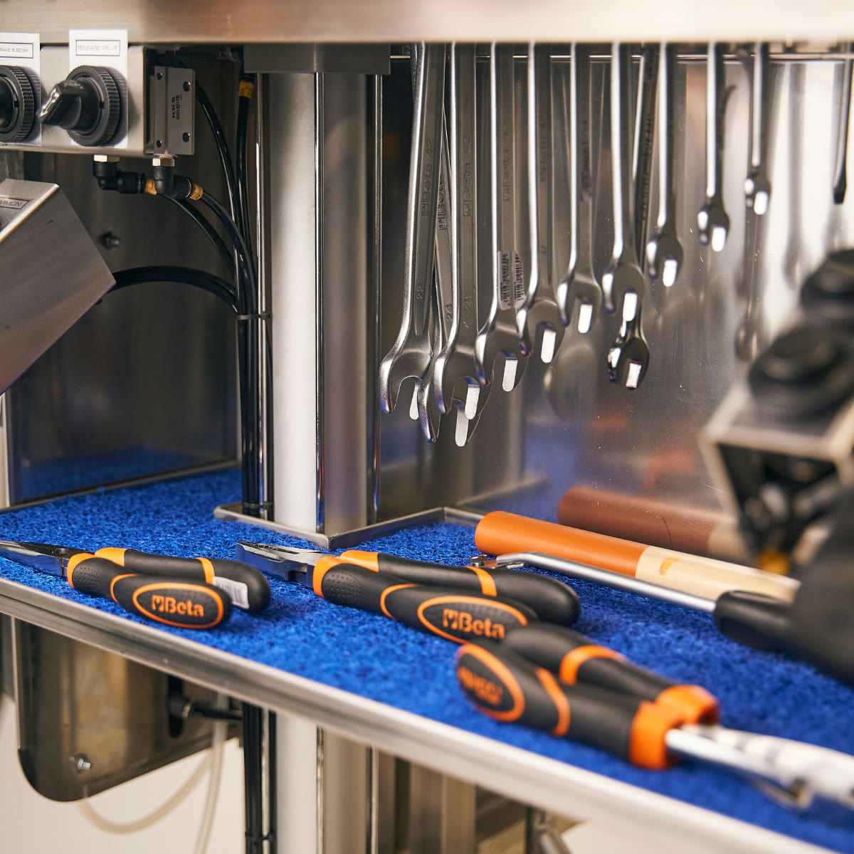 Spanners and screwdrivers organised on the ES Trolley tool tray
