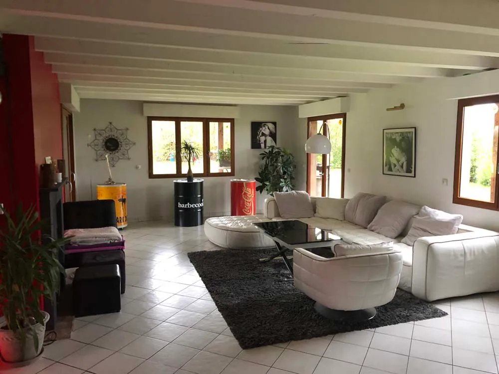 Grand salon de maison avec rénovation par Delamare Rénovation dans l'Eure et la Seine Maritime